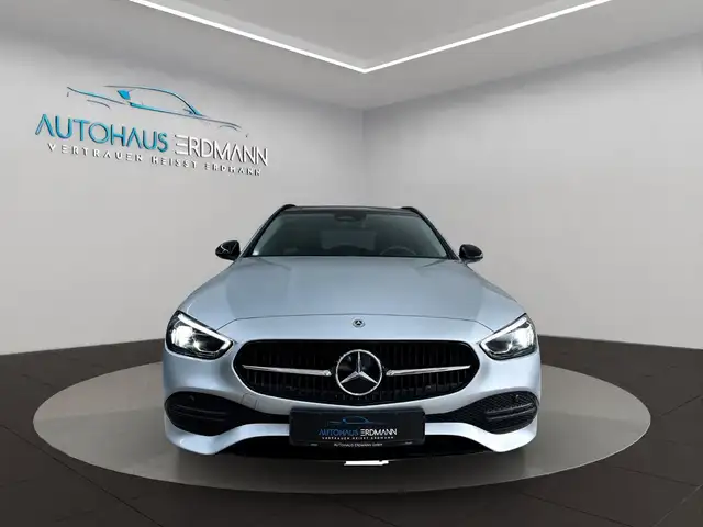Mercedes-Benz 220 view 4
