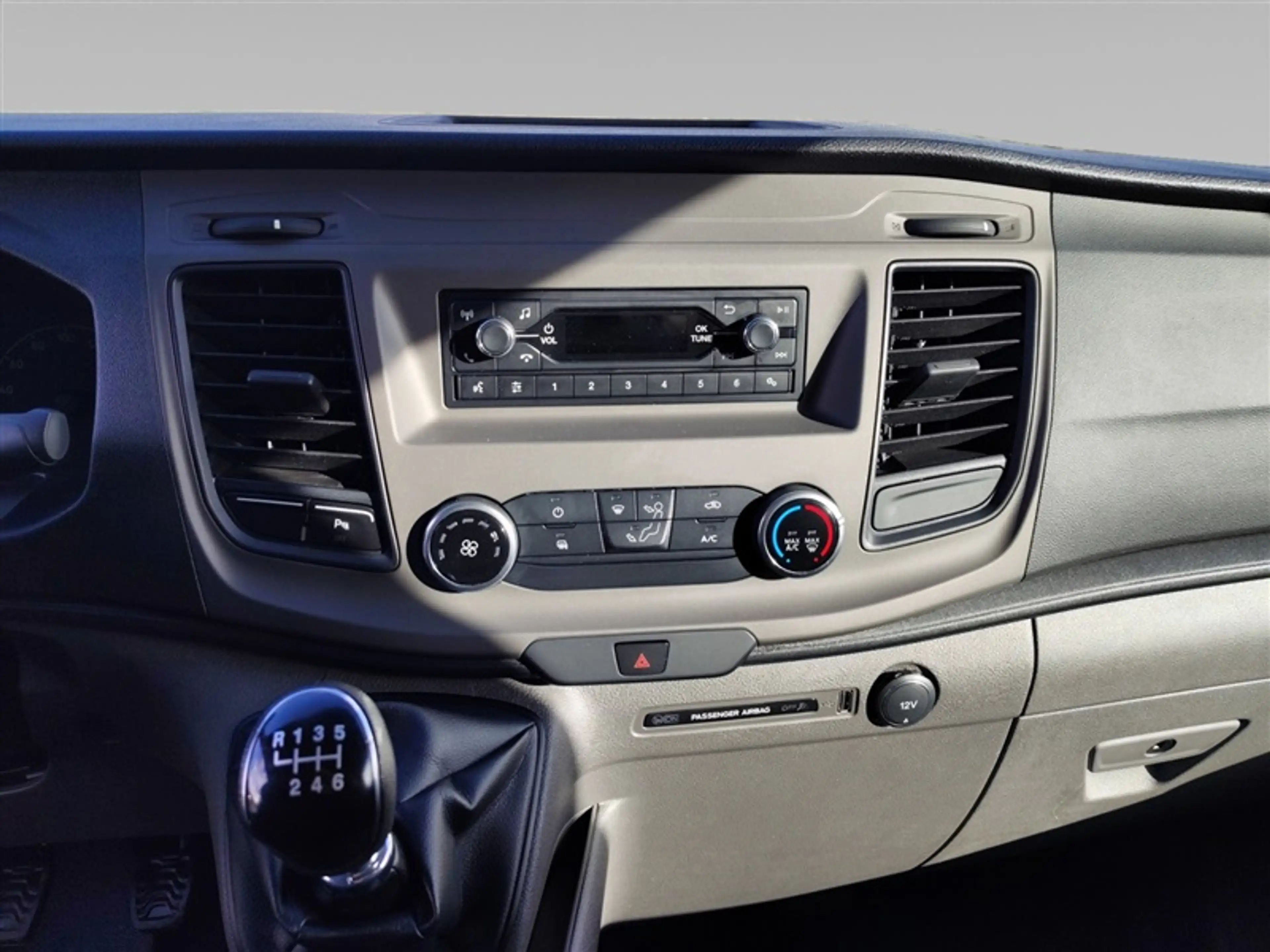 Ford Transit Custom 2.0 TDCi L2H1 Trend 3PL+ELEVATEUR — photo 11