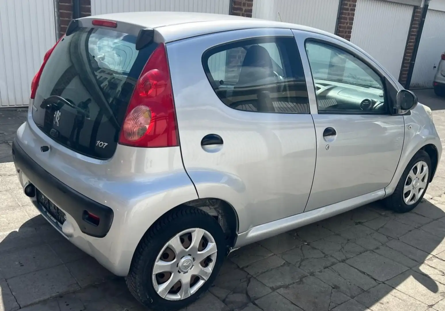 Peugeot 107 107 1.0i Urban Grijs - 2
