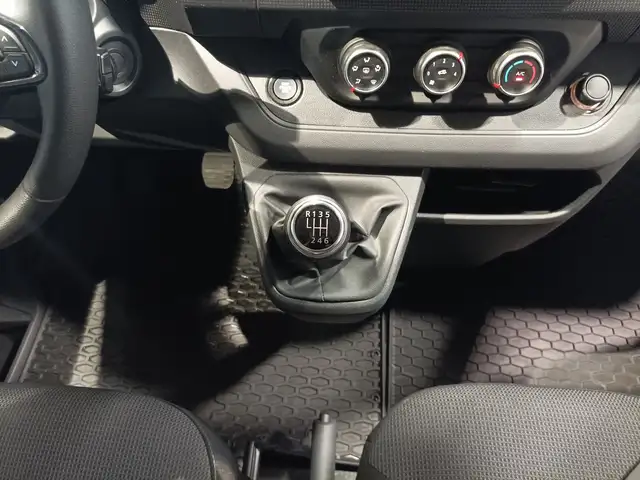 Renault Trafic view 13