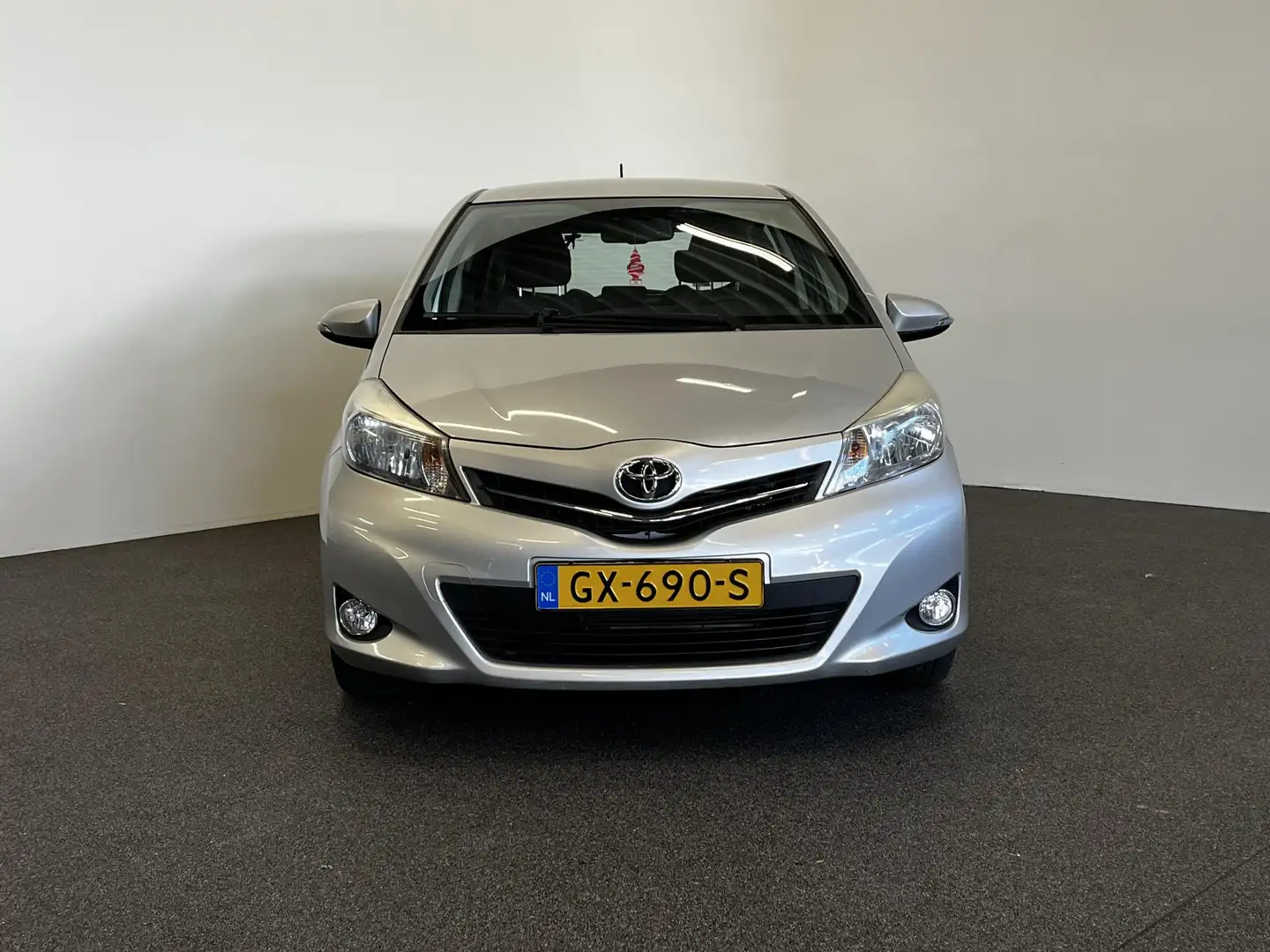 Toyota Yaris 1.3 VVT-i Dynamic automaat Trekhaak navigatie Park Grijs - 2