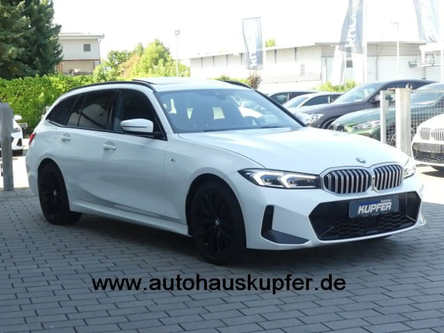 BMW 320 i Tour M Sportpak PANO°AdLED°ACC°HUP°18 Weiß - 2