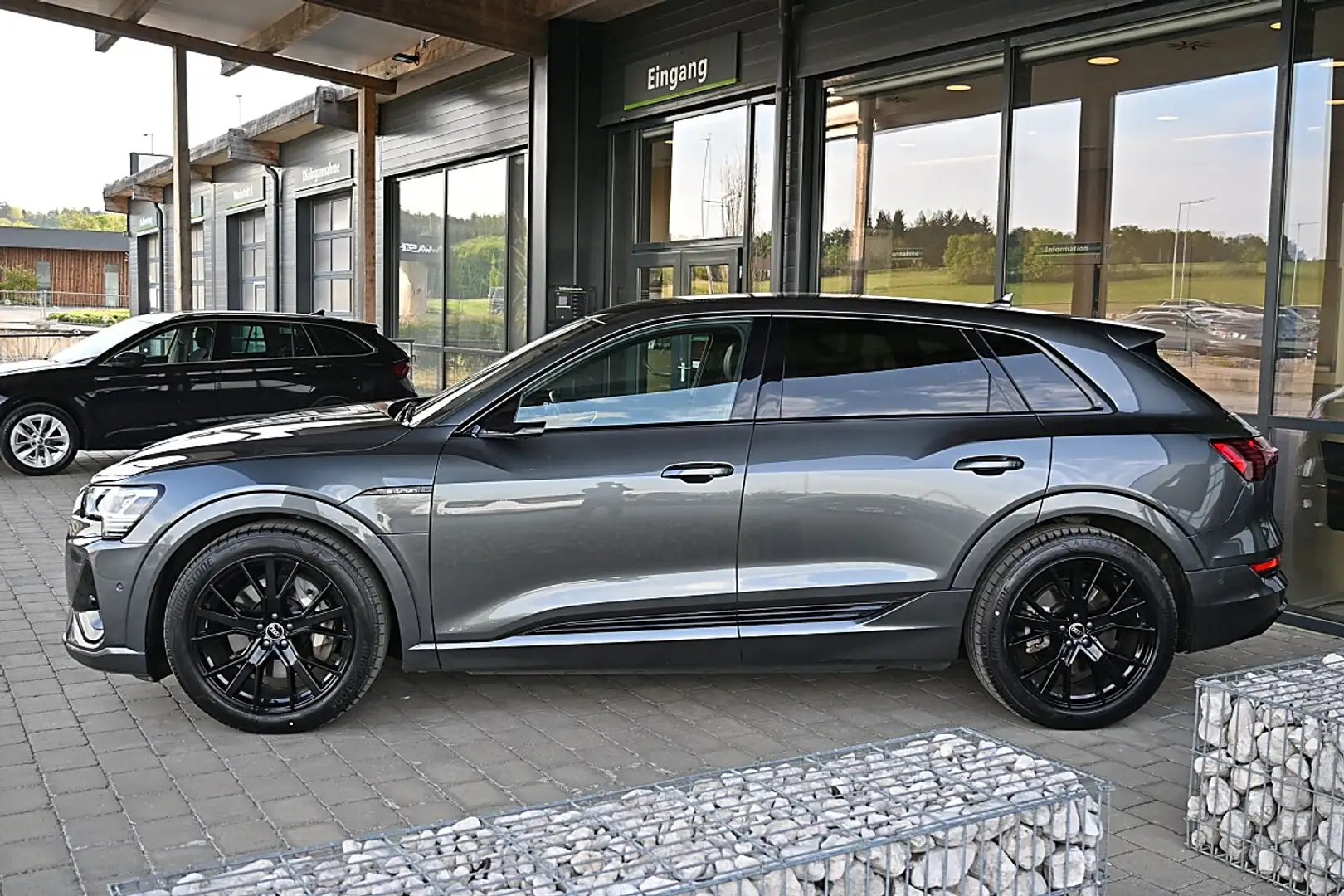 Audi e-tron 55 quattro 95kWh S-line NP €110k ACC, AHK, 360 ... Grau - 2