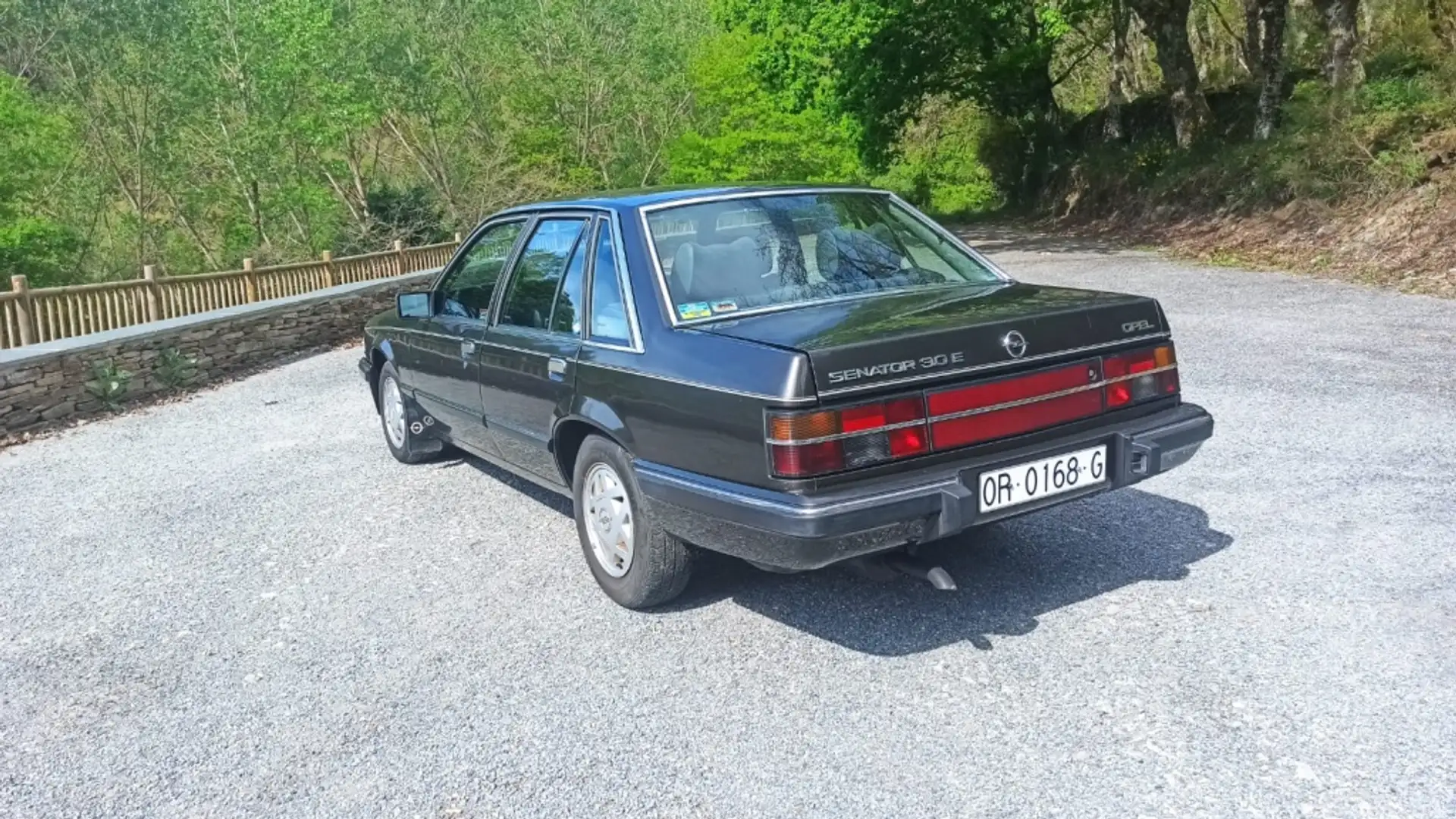 Opel Senator A 3.0 E Gris - 2