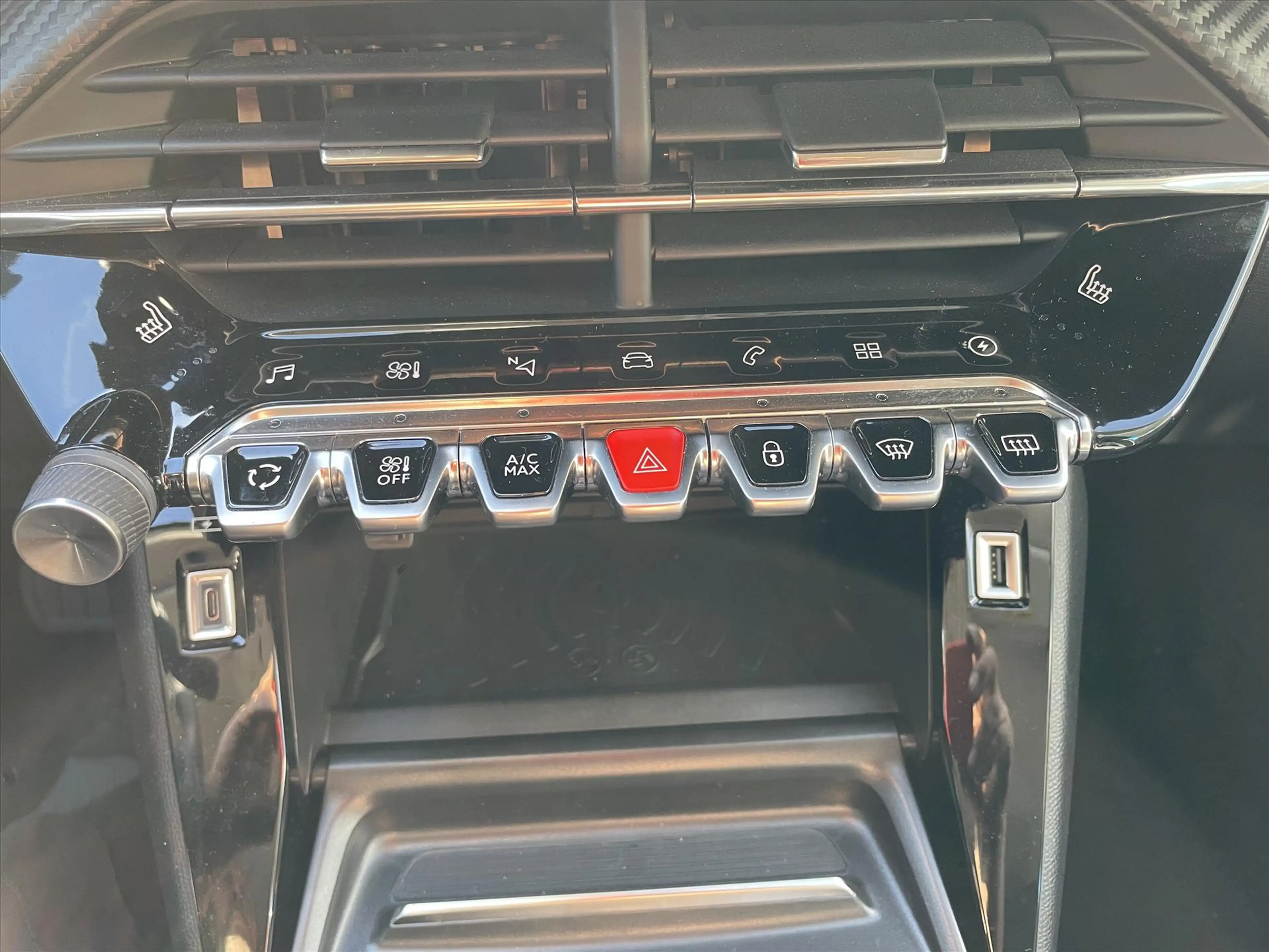Peugeot e-2008 EV 50kWh 136pk — photo 6