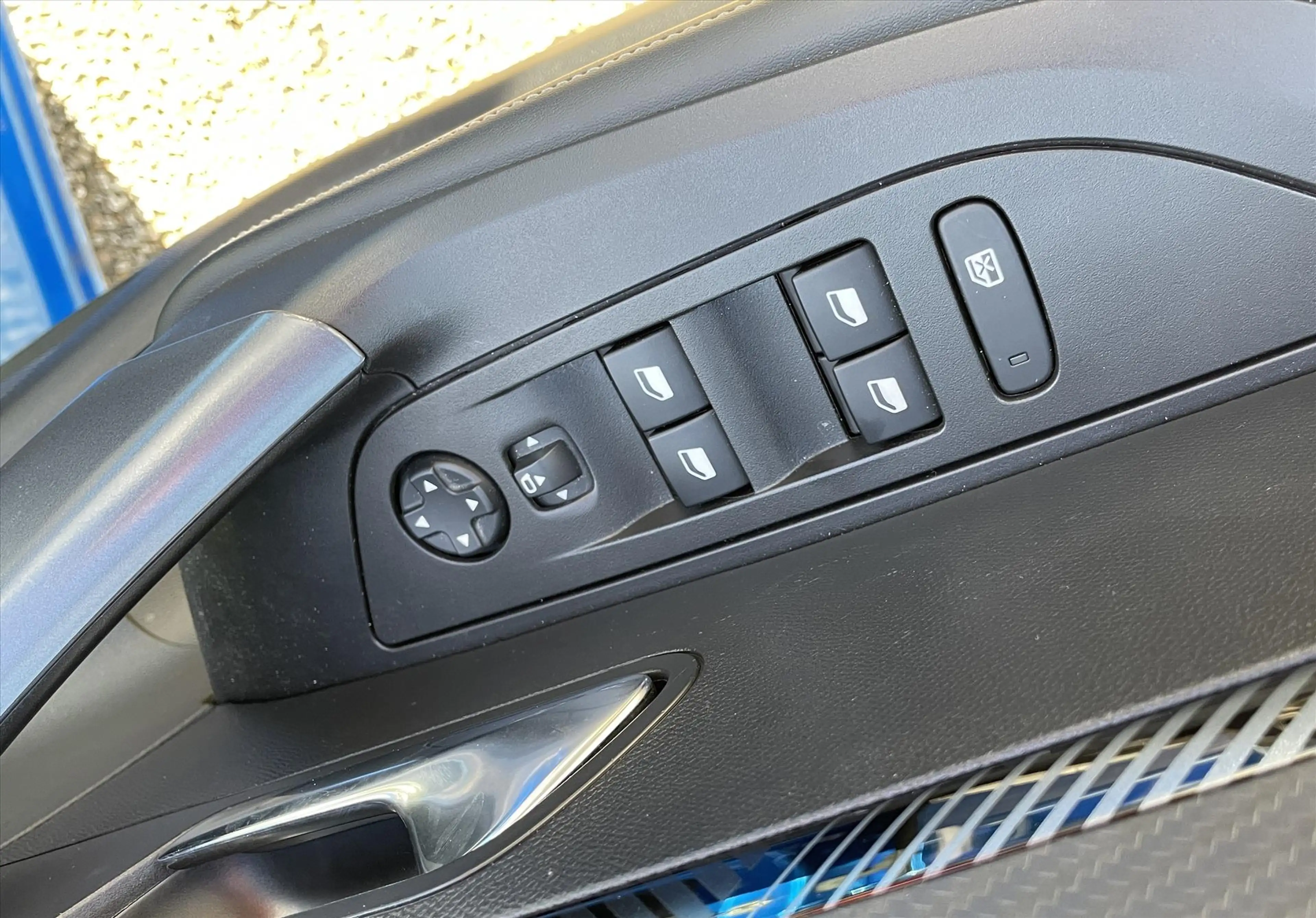Peugeot e-2008 EV 50kWh 136pk — photo 9