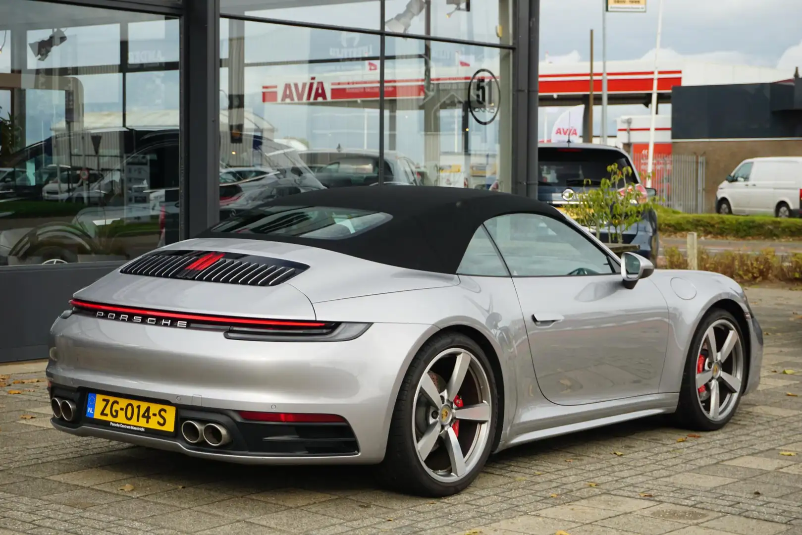 Porsche 992 Cabrio 3.0 Carrera 4 S 450 PK | 21'' Classic velge Grijs - 2