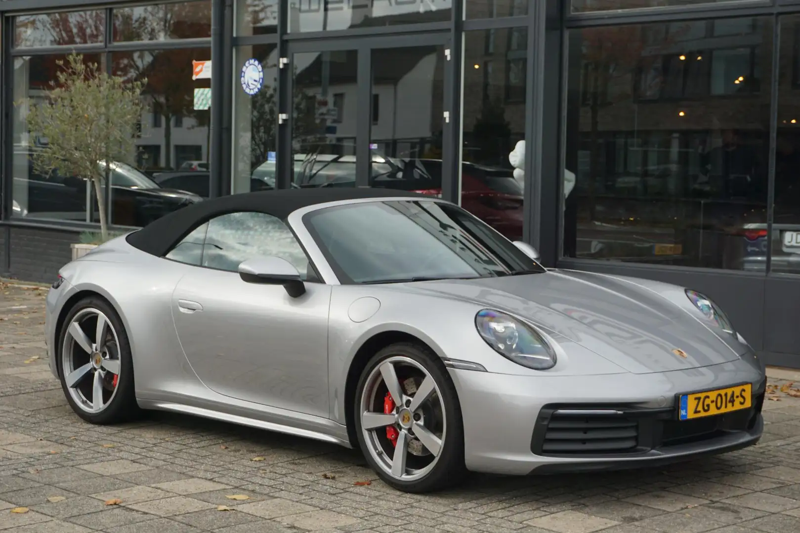 Porsche 992 Cabrio 3.0 Carrera 4 S 450 PK | 21'' Classic velge Grijs - 1