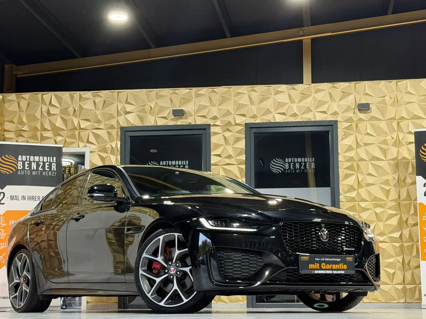 Jaguar XE R-Dynamic Black/360°/NAVI/APPLE/SOUND/SHZ Schwarz - 1