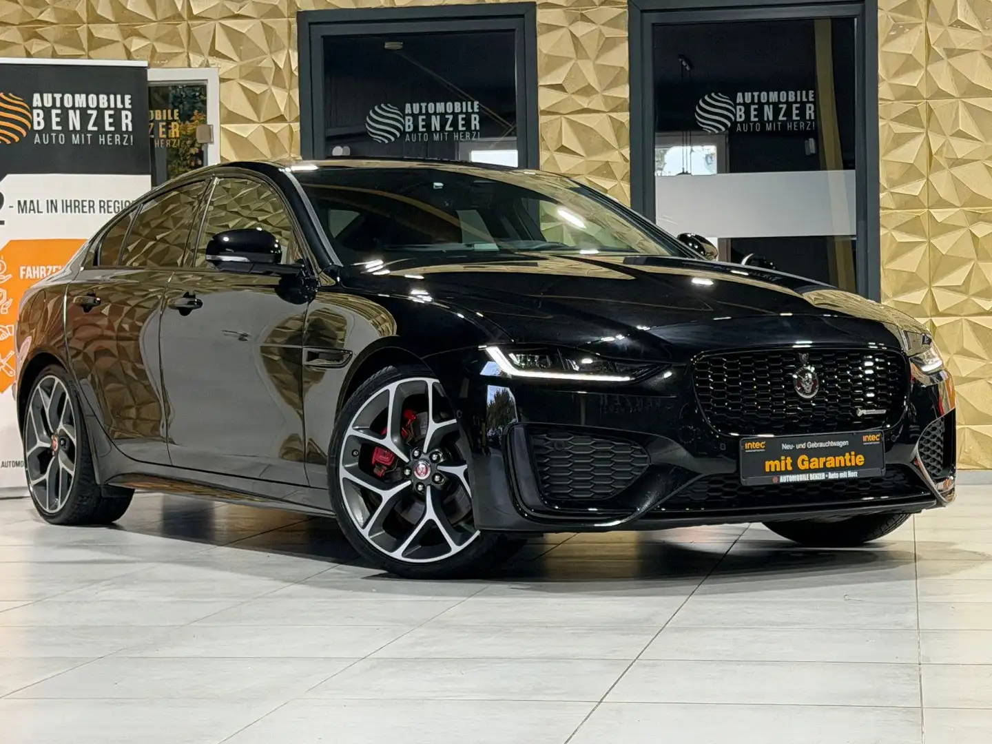 Jaguar XE R-Dynamic Black/360°/NAVI/APPLE/SOUND/SHZ Schwarz - 2