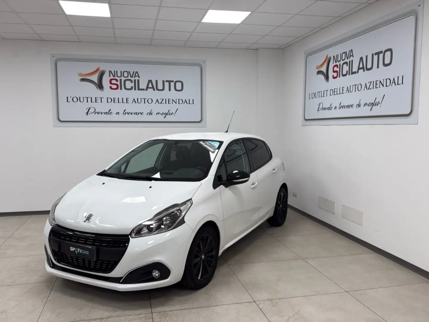 Peugeot 208 BlueHDi 75 5 porte Black Line Weiß - 2