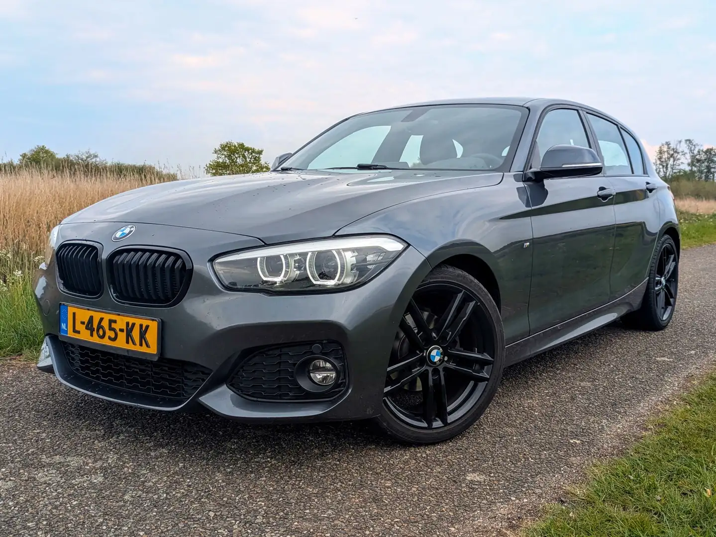 BMW 118 118i M-SPORT|Carplay/Android Auto|18" LM|CRUISE Grijs - 1