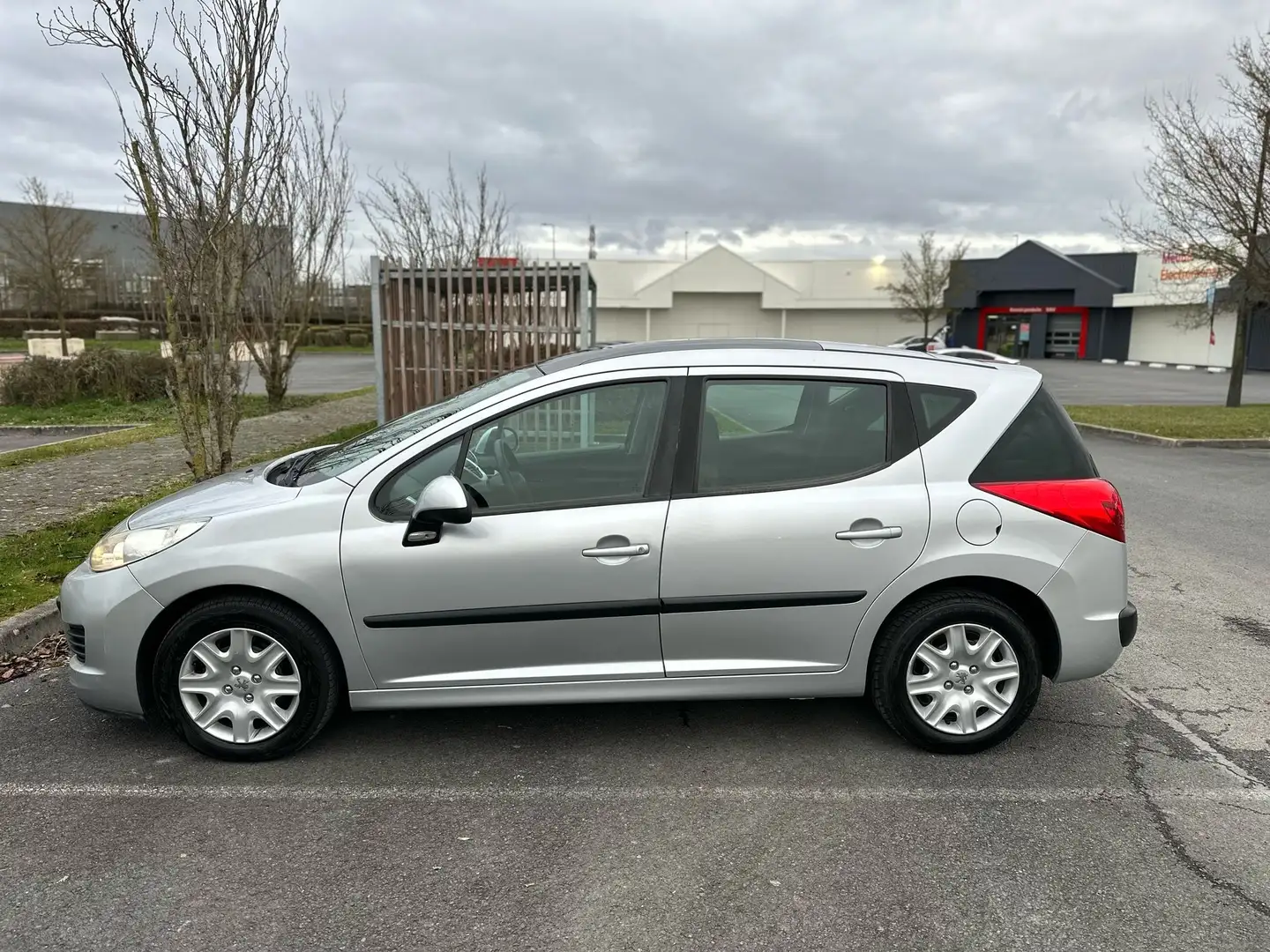 Peugeot 207 1.6 HDi 90ch BLUE LION Style - 2