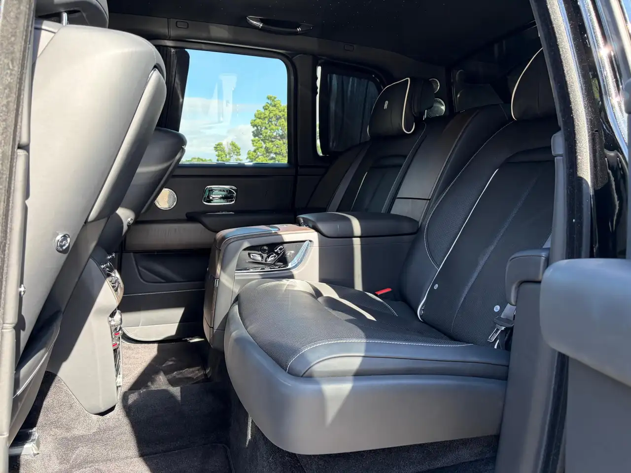 Rolls-Royce Cullinan снимка Rolls-Royce Cullinan