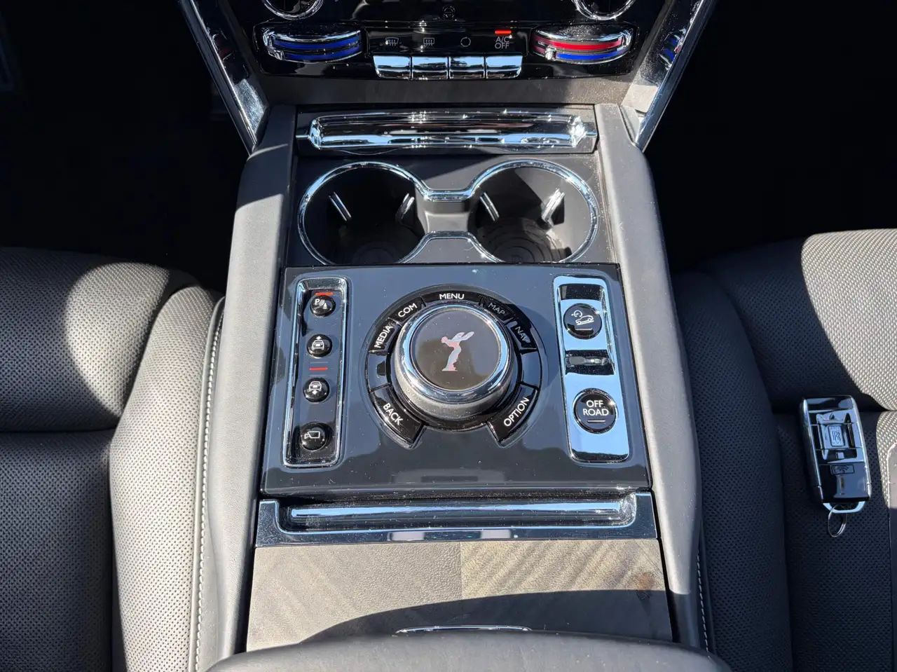 Rolls-Royce Cullinan снимка Rolls-Royce Cullinan