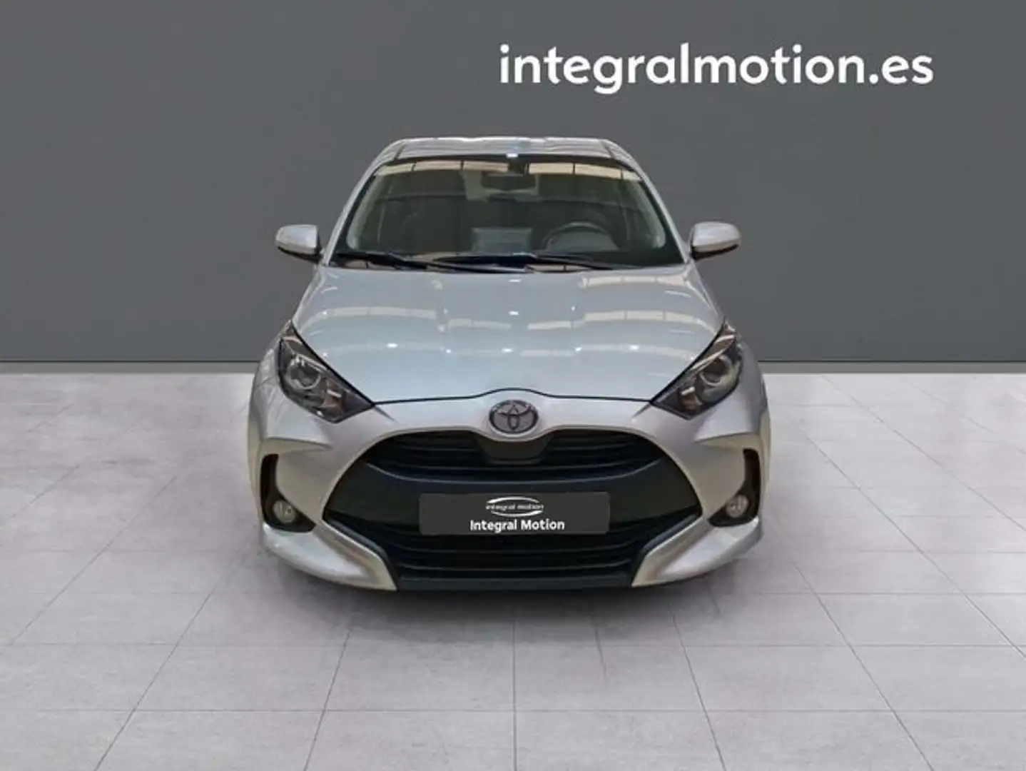 Toyota Yaris 120H 1.5 Active Plus Gris - 2