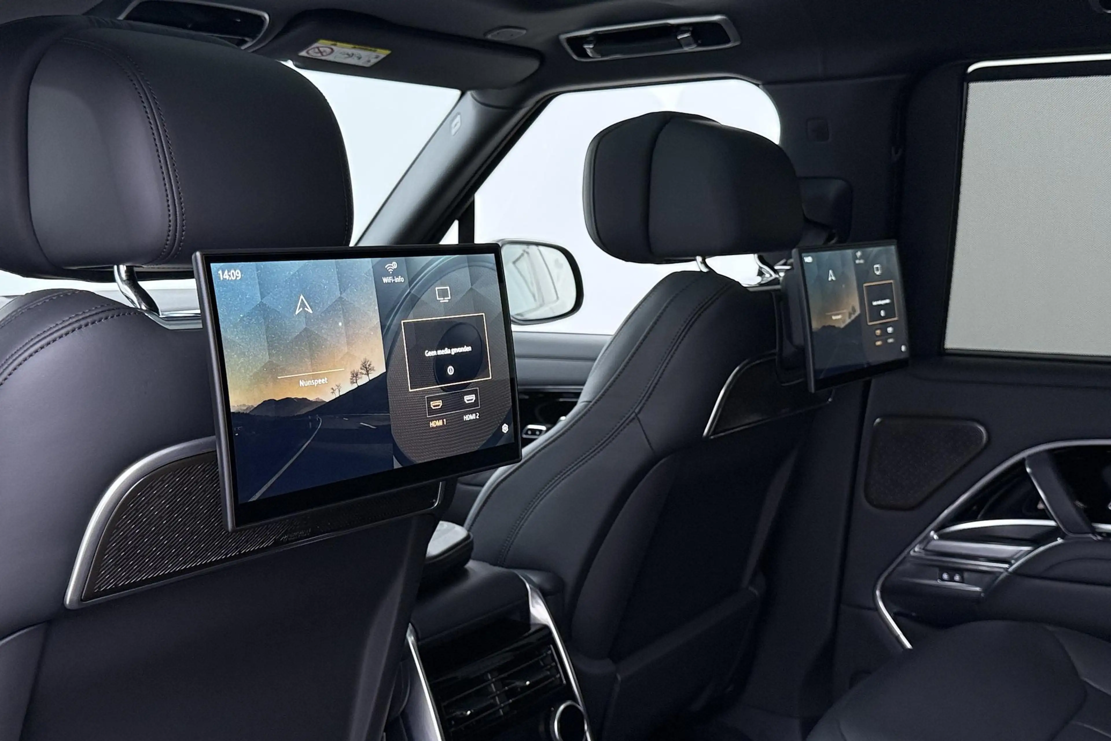 Land Rover Range Rover 3.0 P550e Autobiography | Rear Seat Entertainment — photo 13