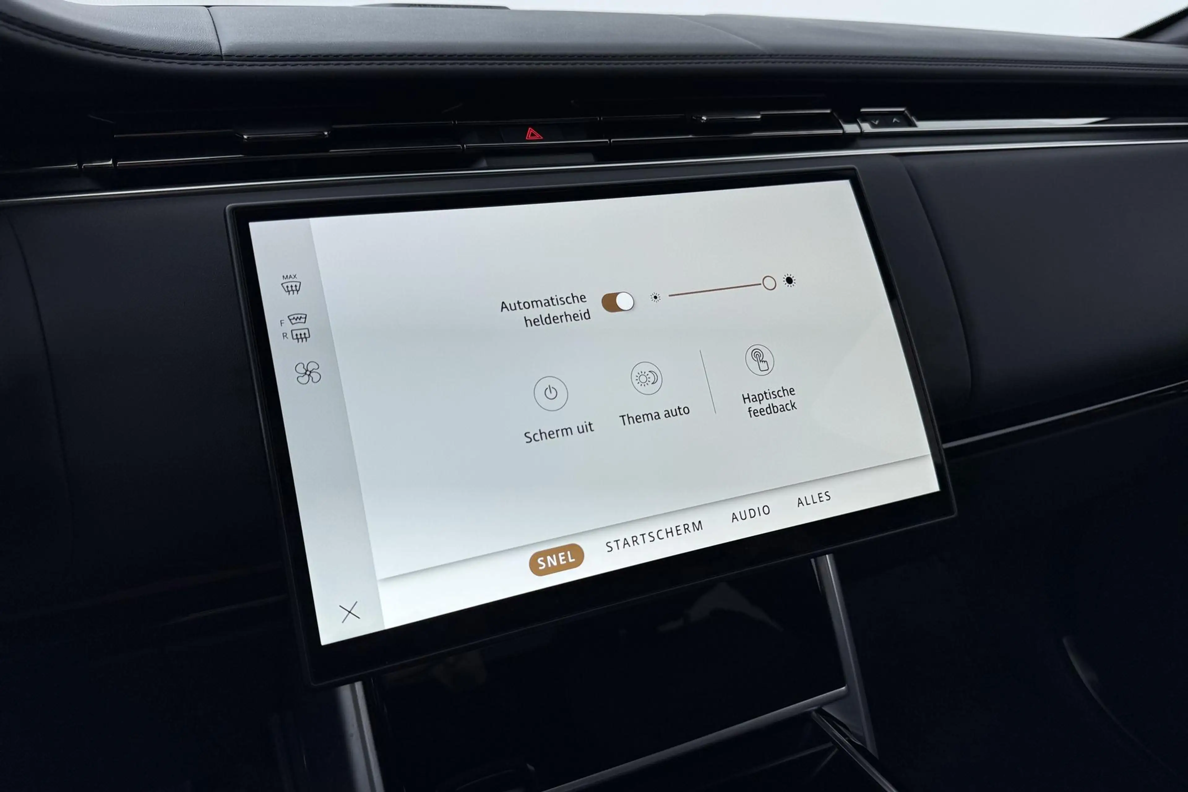 Land Rover Range Rover 3.0 P550e Autobiography | Rear Seat Entertainment — photo 34