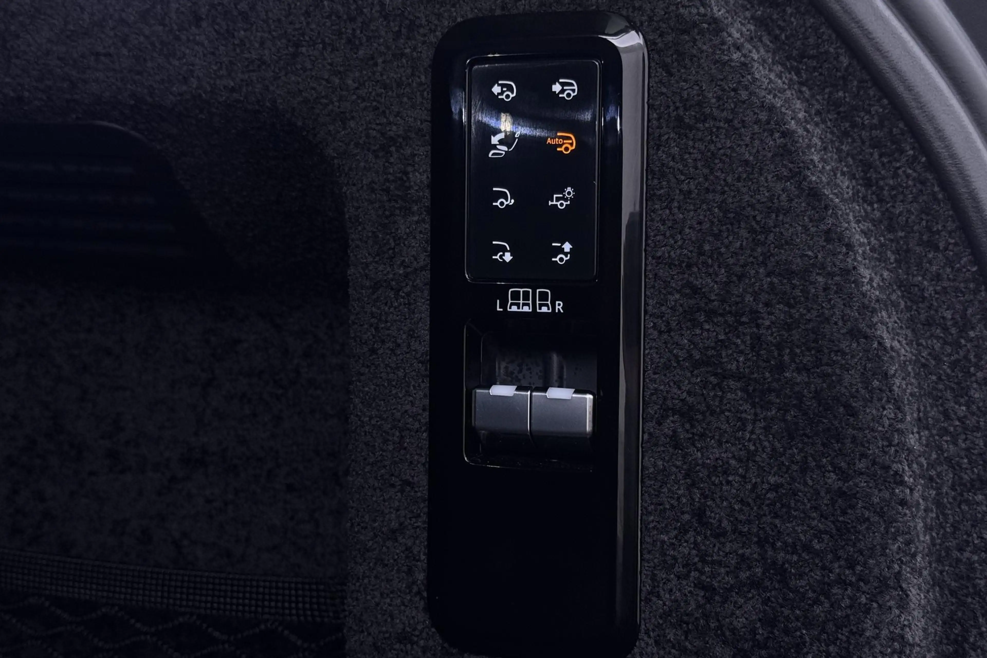 Land Rover Range Rover 3.0 P550e Autobiography | Rear Seat Entertainment — photo 12