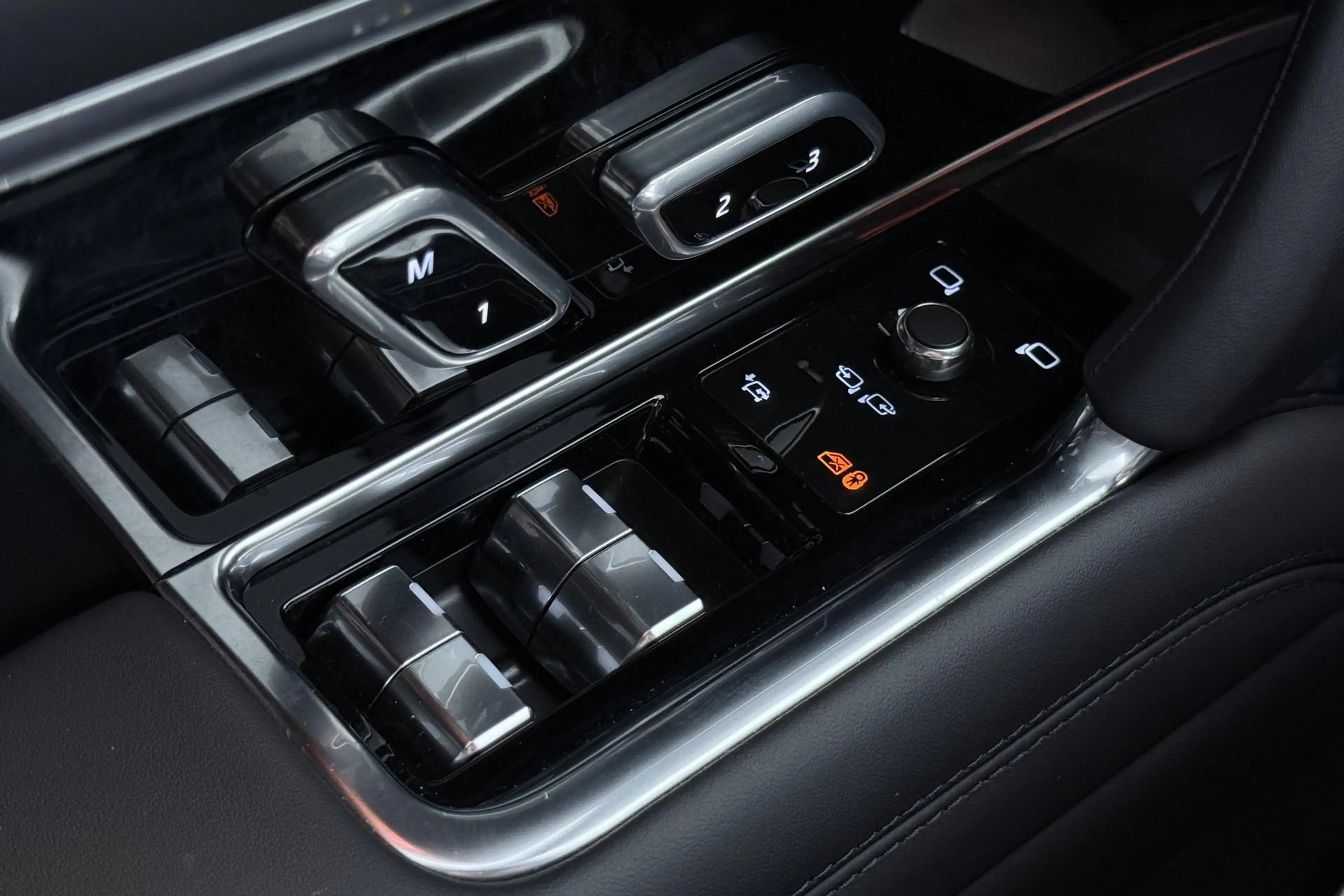 Land Rover Range Rover 3.0 P550e Autobiography | Rear Seat Entertainment — photo 48