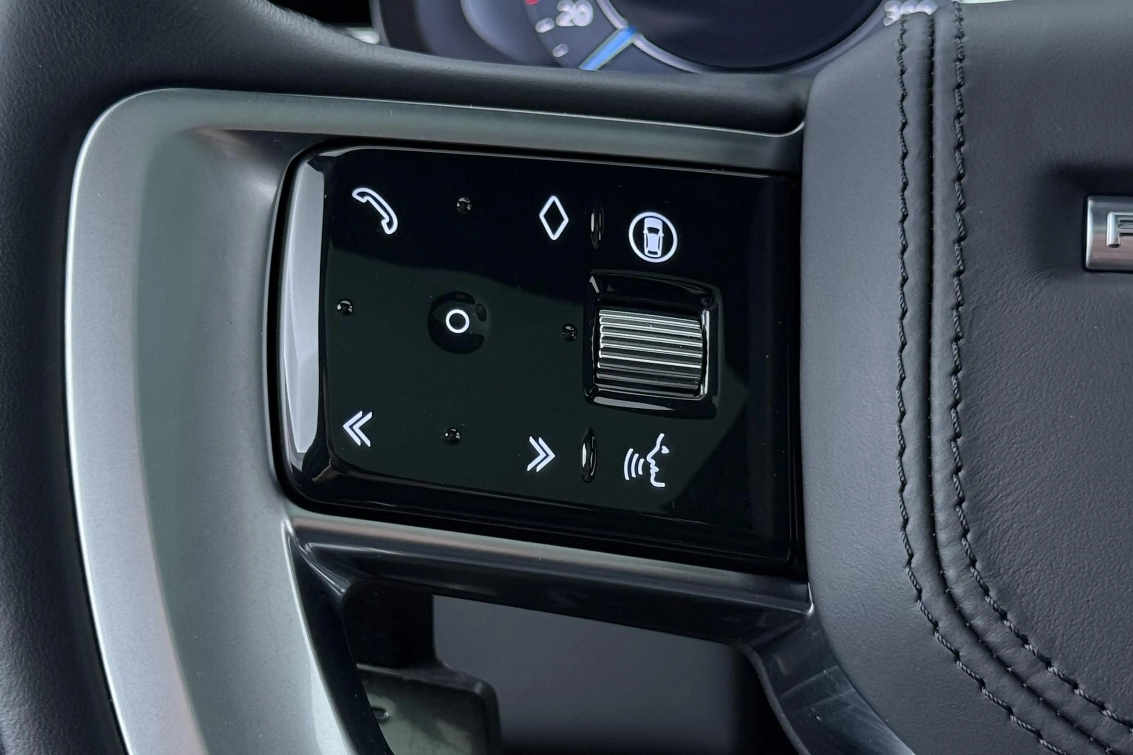 Land Rover Range Rover 3.0 P550e Autobiography | Rear Seat Entertainment — photo 42