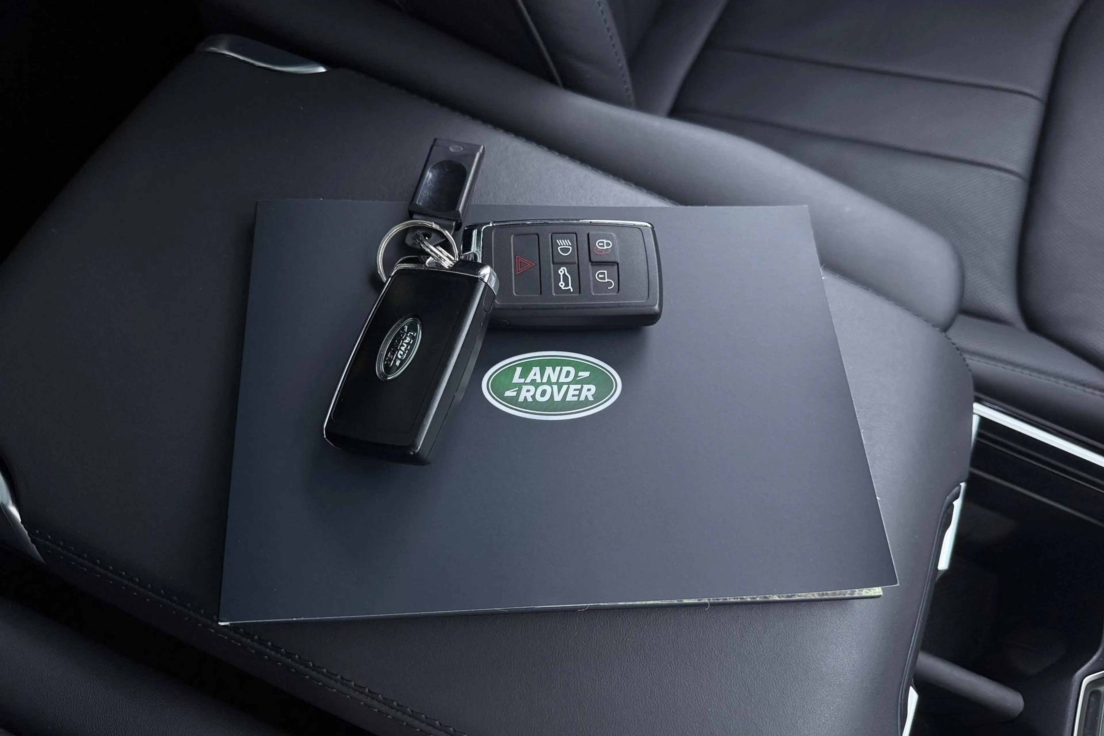 Land Rover Range Rover 3.0 P550e Autobiography | Rear Seat Entertainment — photo 18