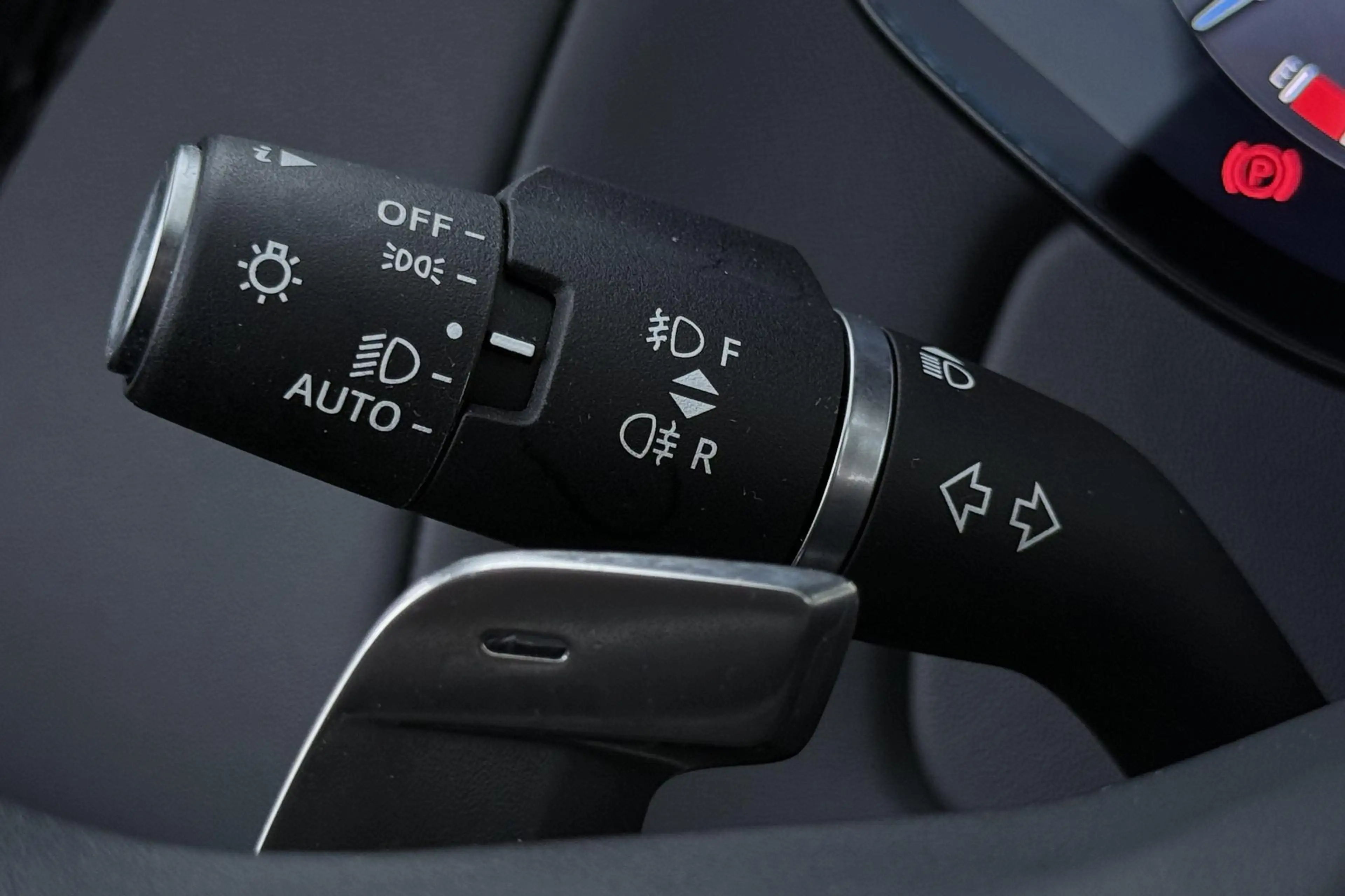 Land Rover Range Rover 3.0 P550e Autobiography | Rear Seat Entertainment — photo 44