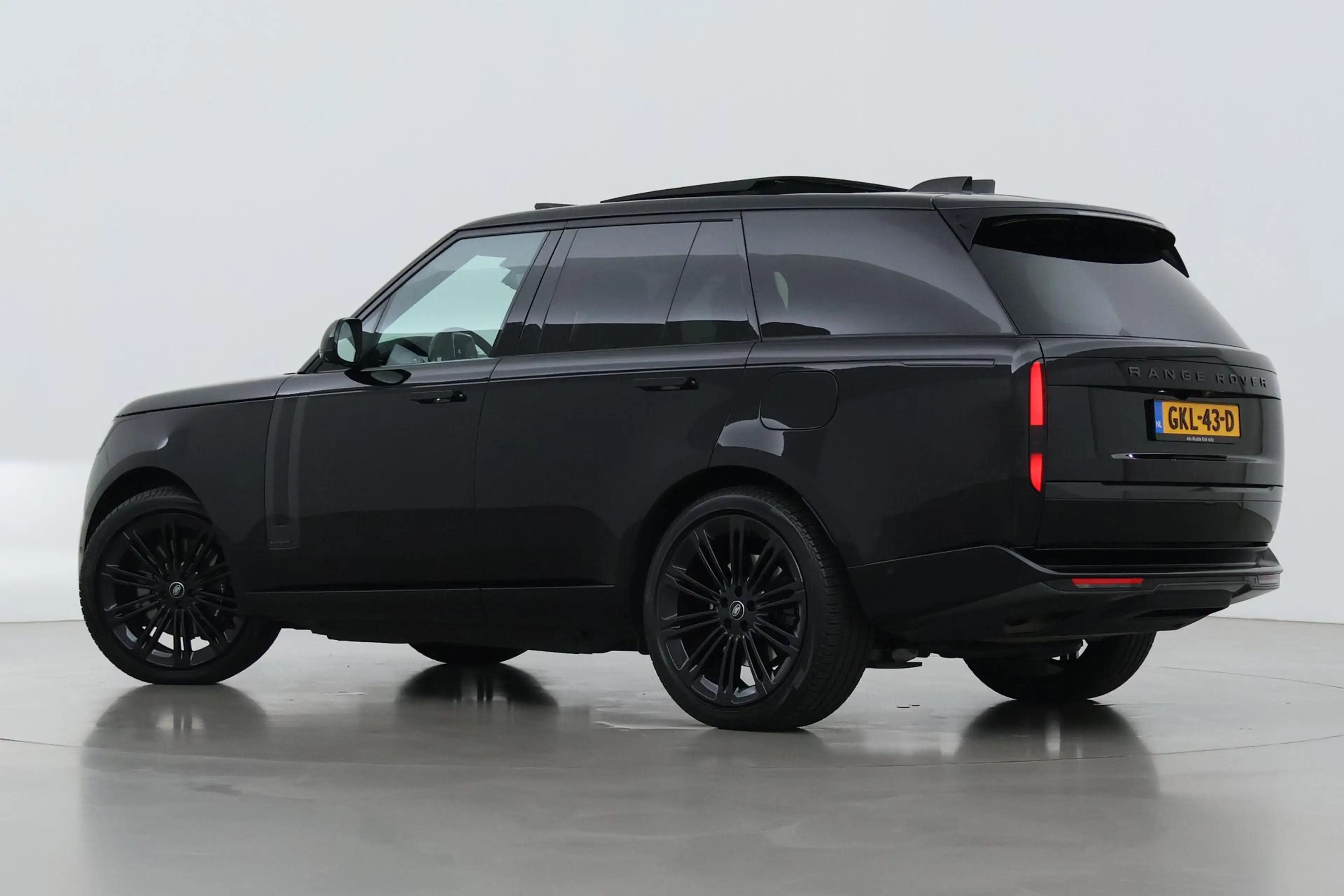 Land Rover Range Rover 3.0 P550e Autobiography | Rear Seat Entertainment — photo 2