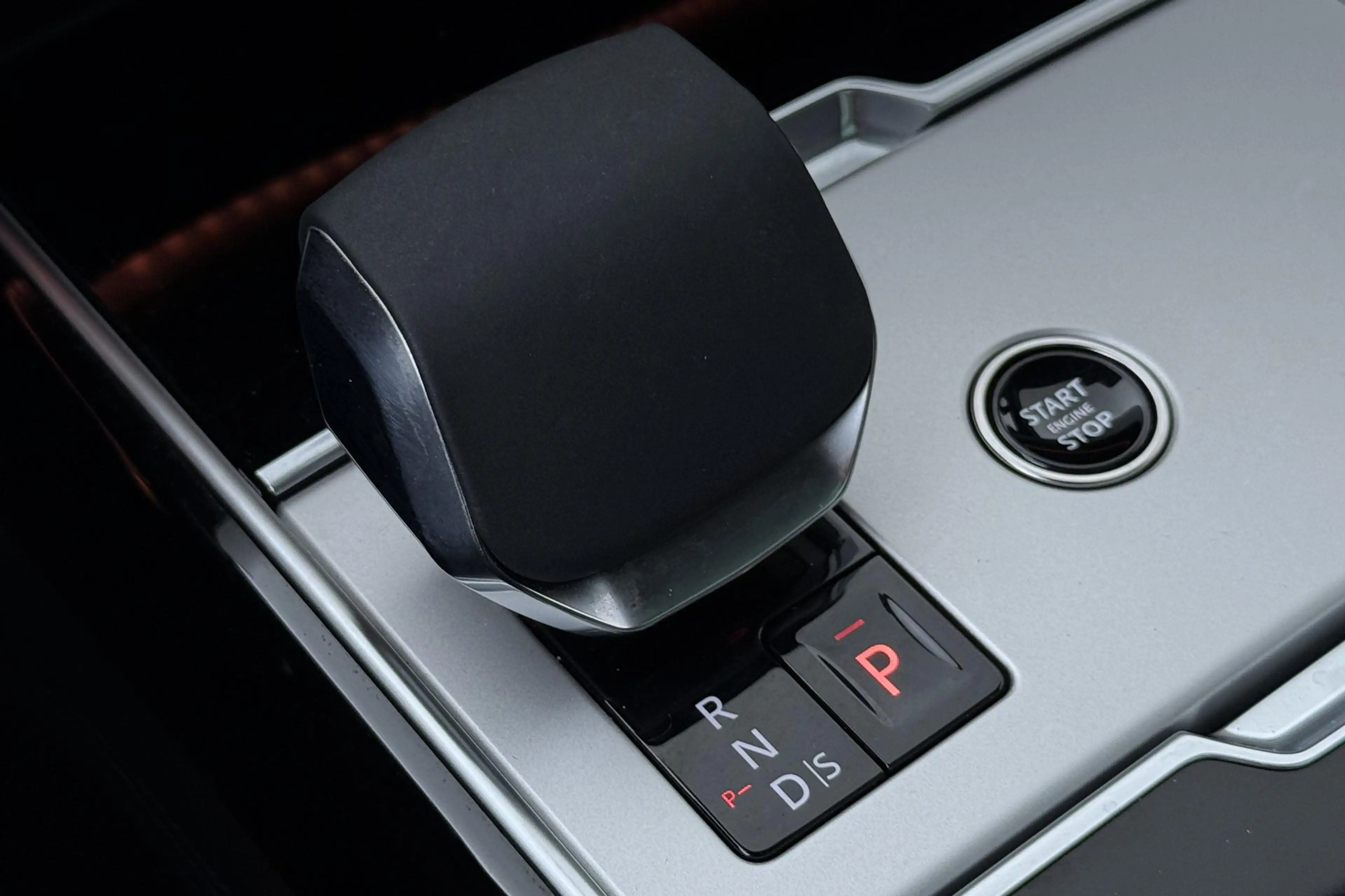 Land Rover Range Rover 3.0 P550e Autobiography | Rear Seat Entertainment — photo 38