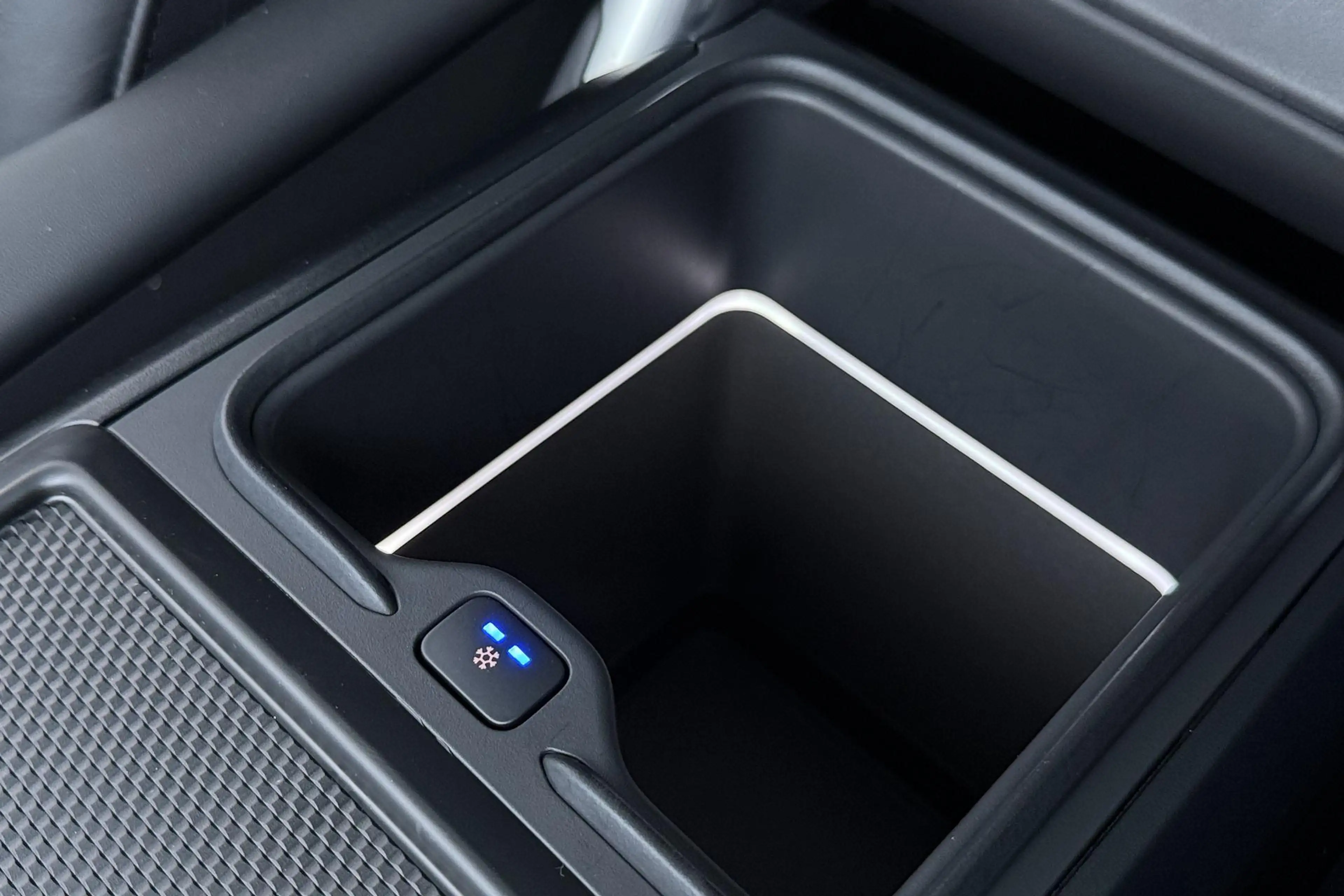 Land Rover Range Rover 3.0 P550e Autobiography | Rear Seat Entertainment — photo 40