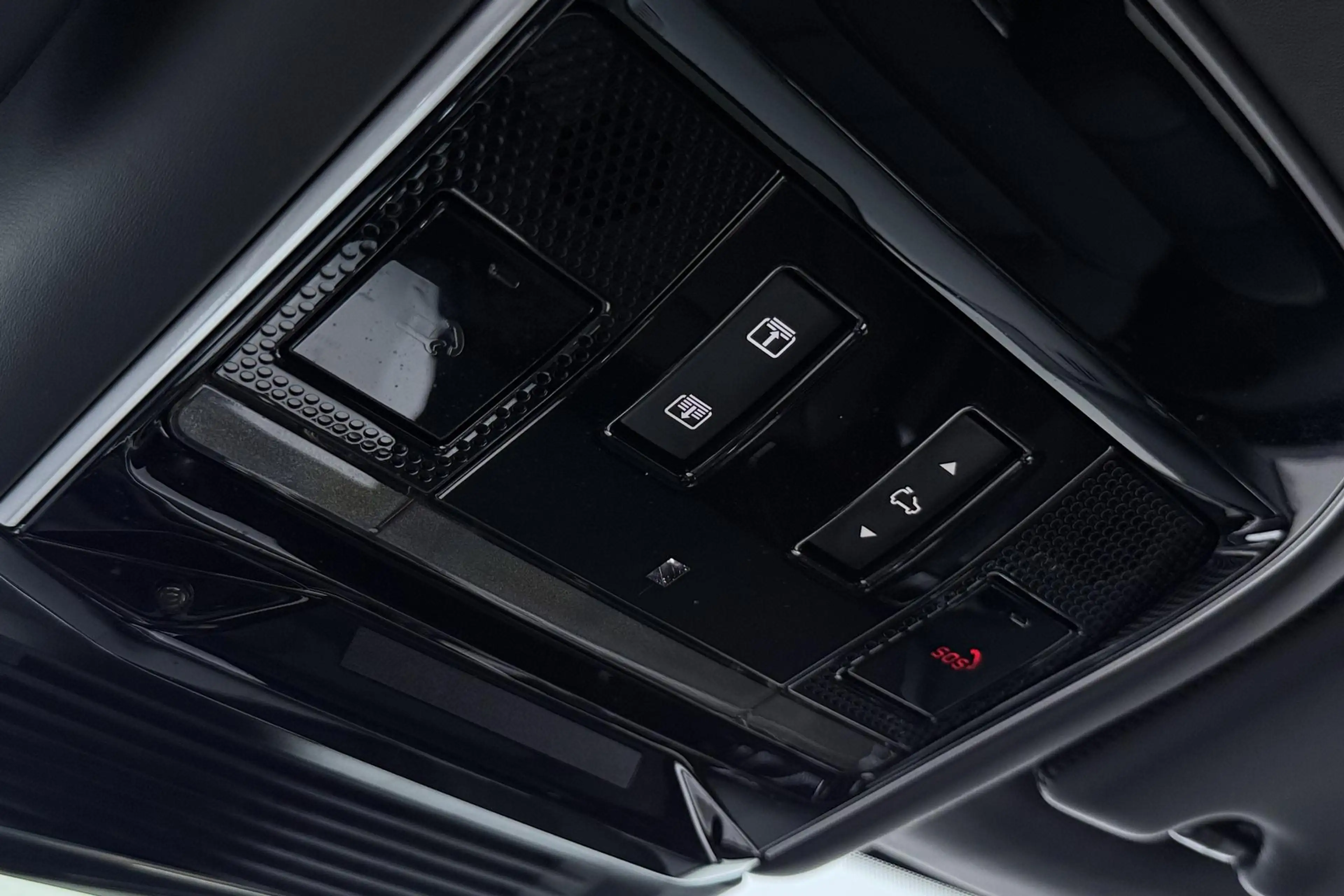 Land Rover Range Rover 3.0 P550e Autobiography | Rear Seat Entertainment — photo 36