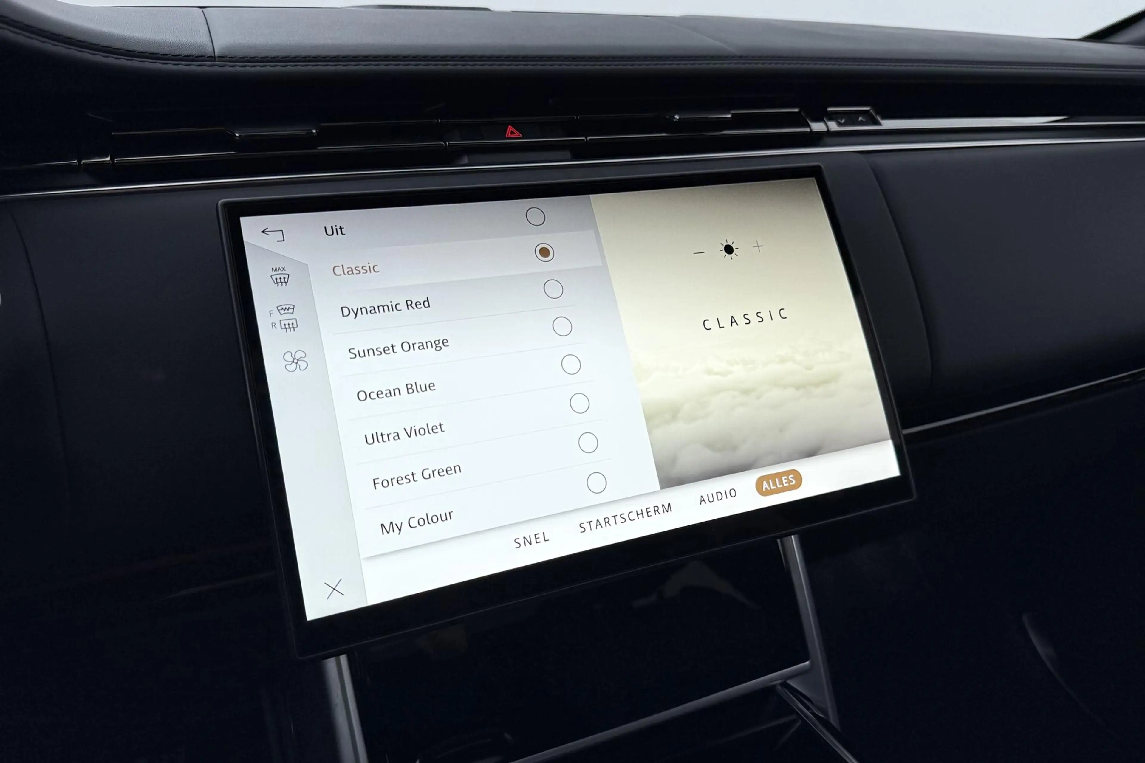 Land Rover Range Rover 3.0 P550e Autobiography | Rear Seat Entertainment — photo 32