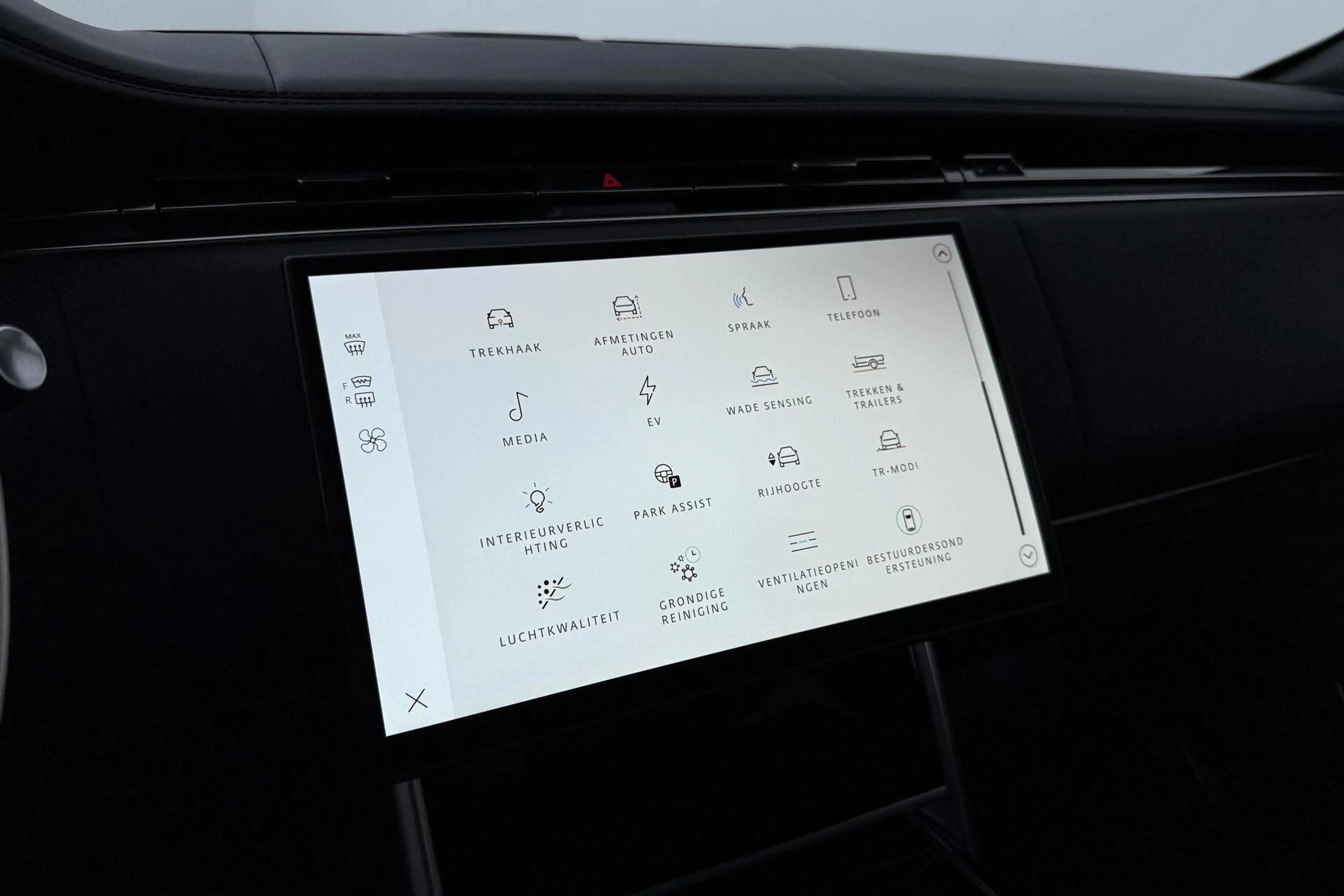 Land Rover Range Rover 3.0 P550e Autobiography | Rear Seat Entertainment — photo 24