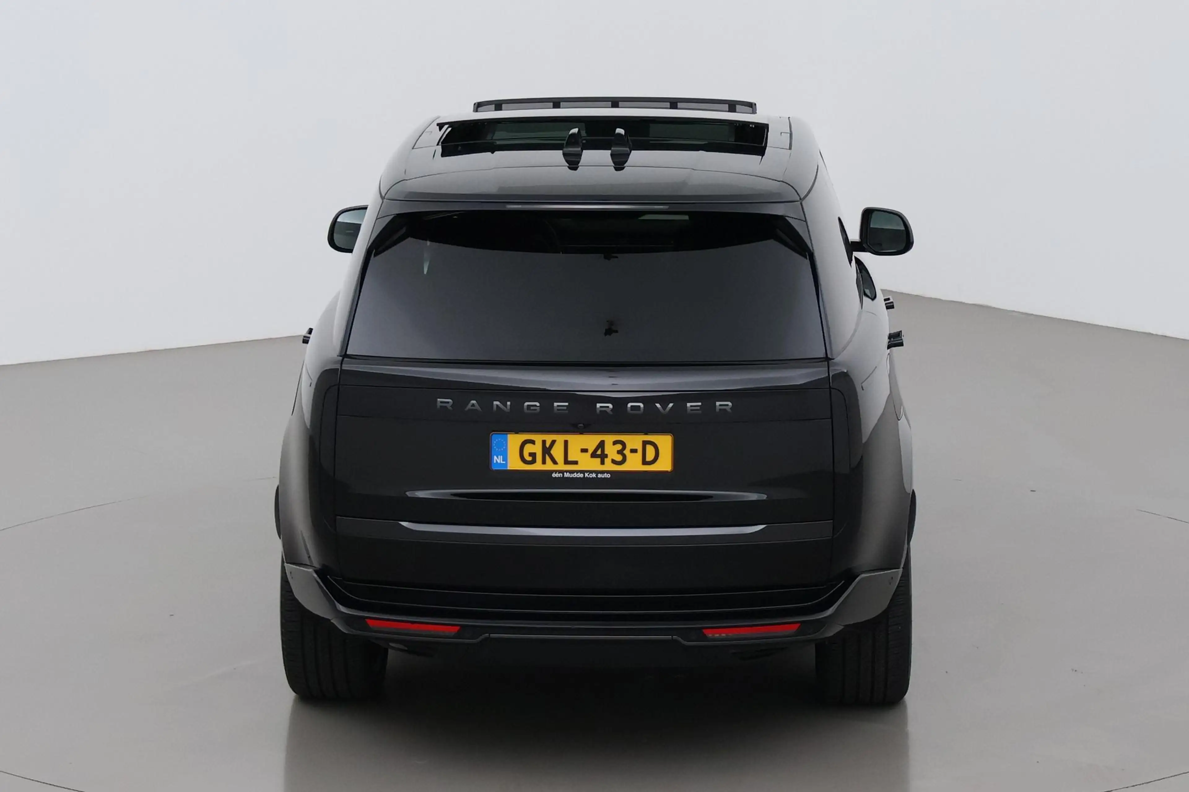 Land Rover Range Rover 3.0 P550e Autobiography | Rear Seat Entertainment — photo 9