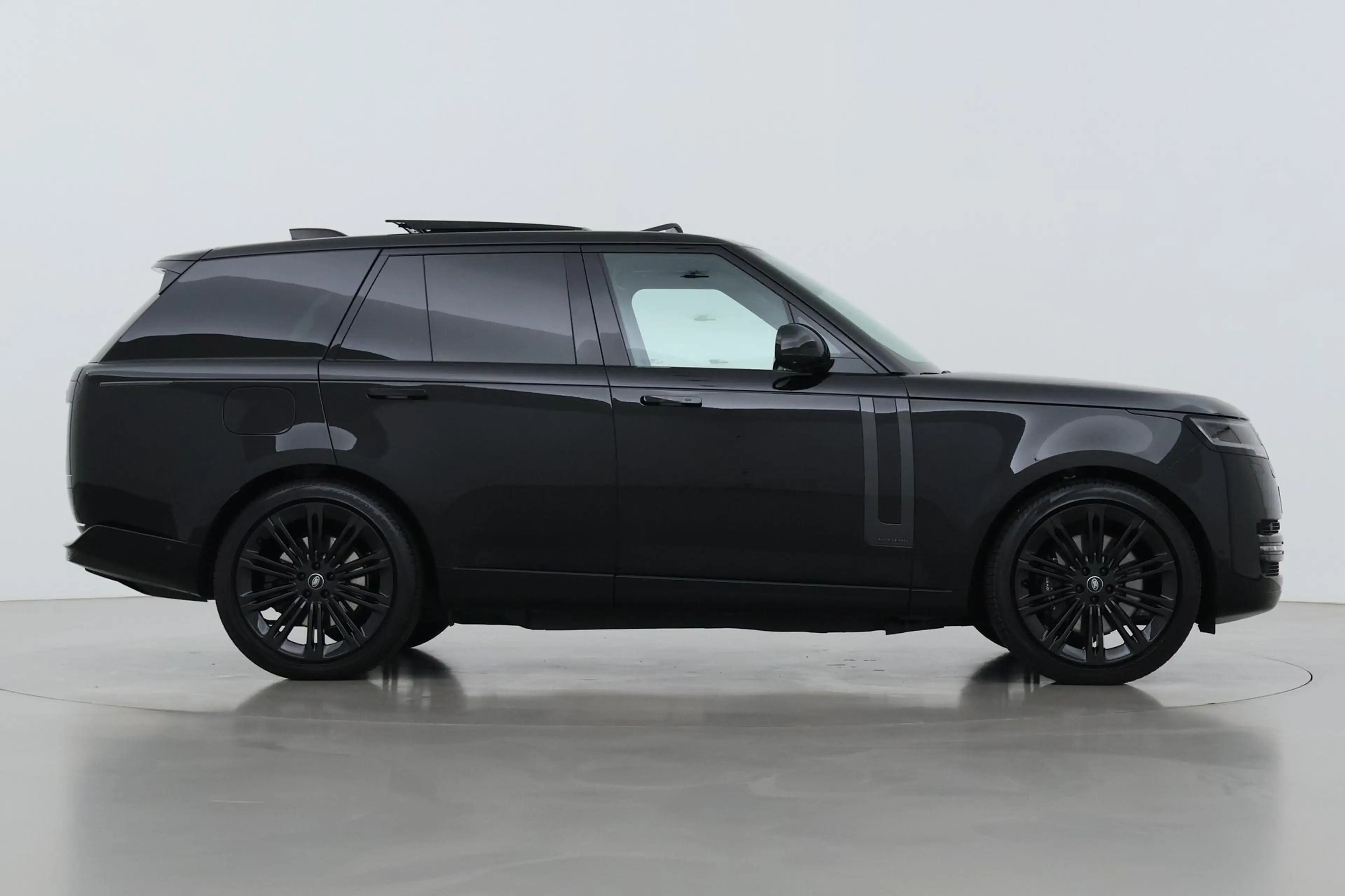 Land Rover Range Rover 3.0 P550e Autobiography | Rear Seat Entertainment — photo 10