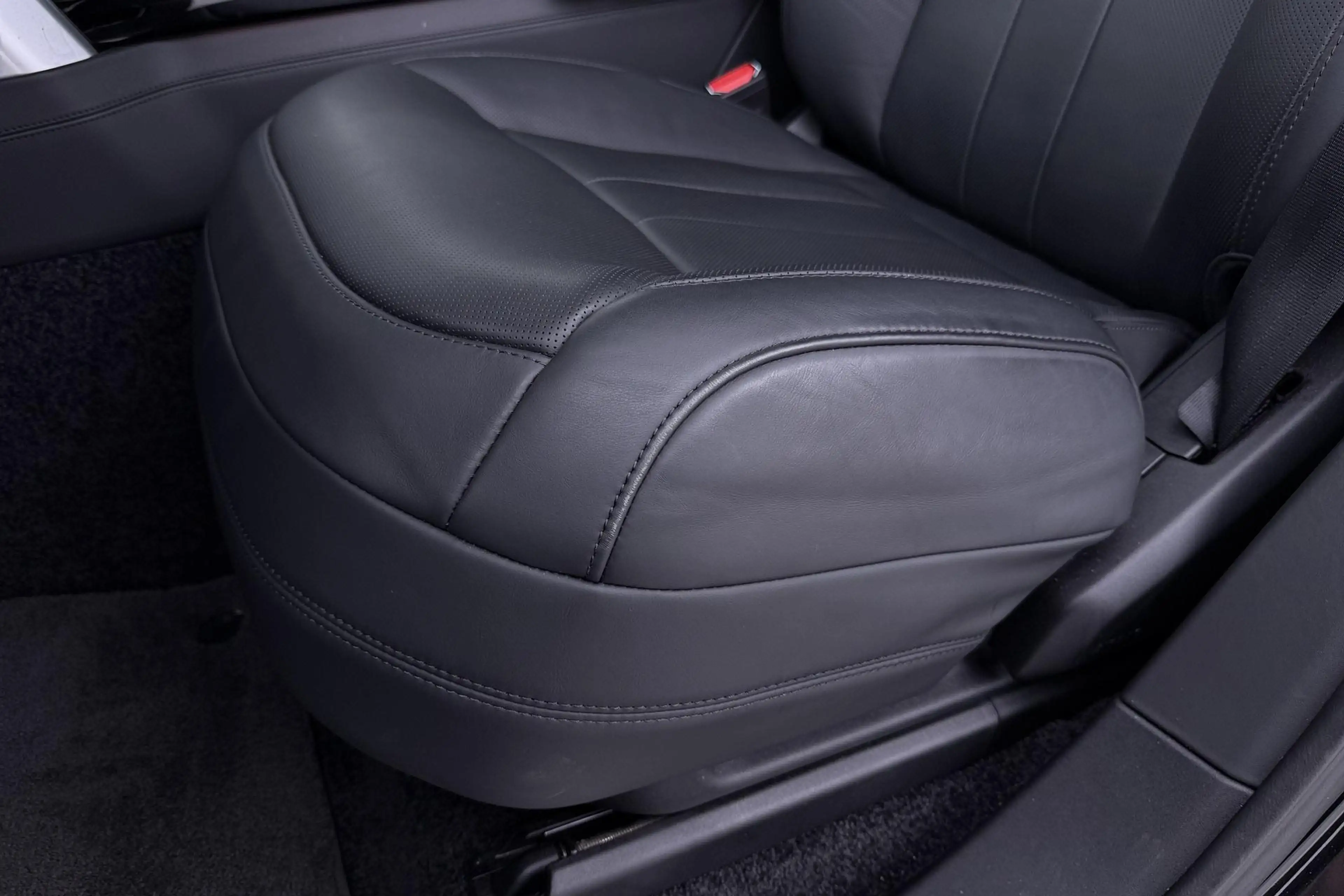 Land Rover Range Rover 3.0 P550e Autobiography | Rear Seat Entertainment — photo 49