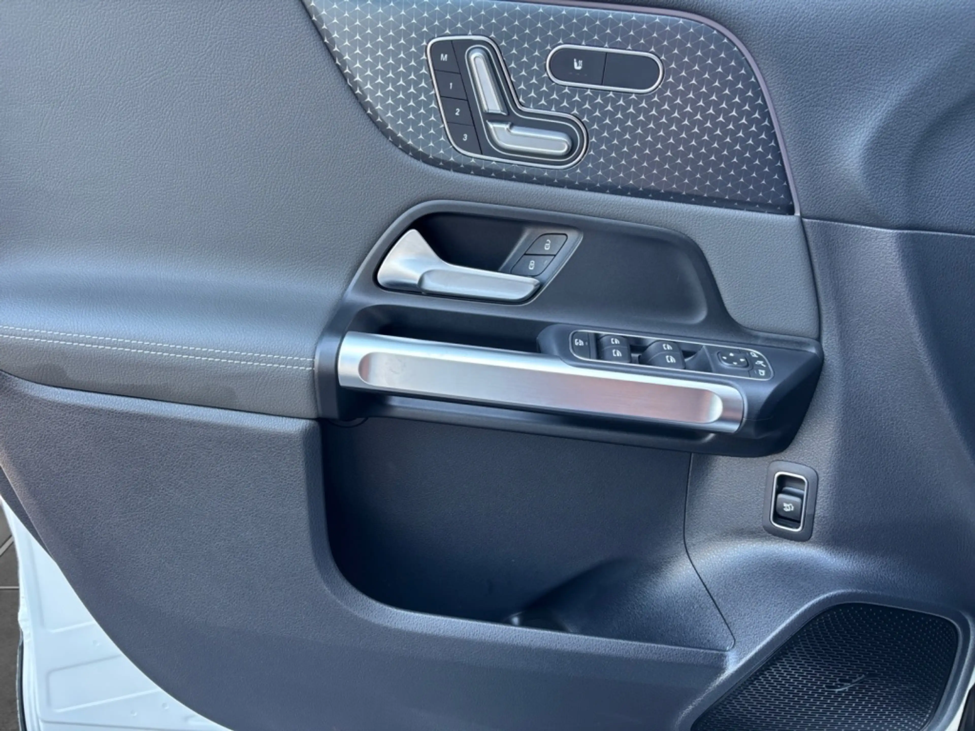 Mercedes-Benz EQB 250 + Night*Electric Art*LED*Distronic*AHK* — photo 10