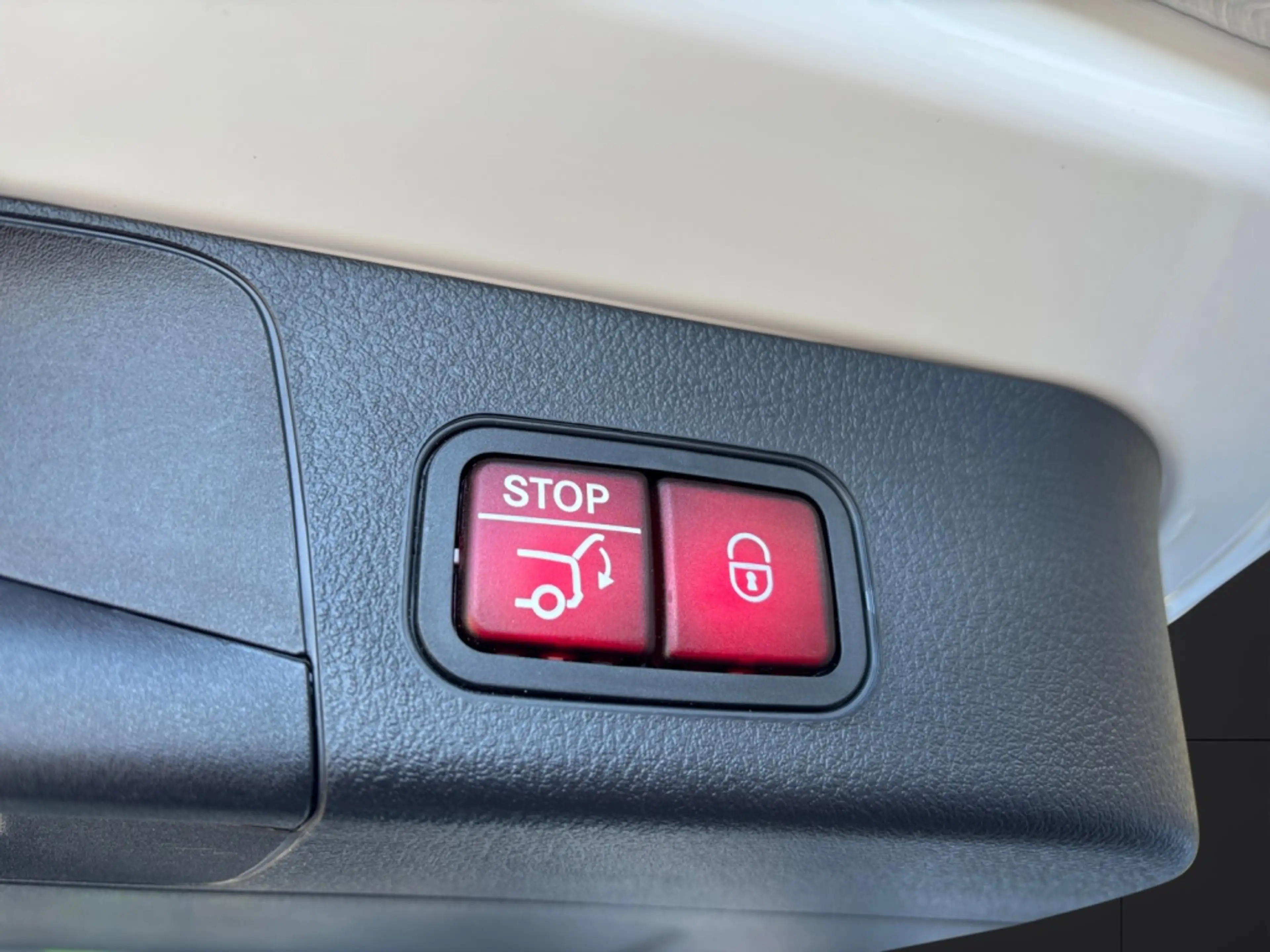 Mercedes-Benz EQB 250 + Night*Electric Art*LED*Distronic*AHK* — photo 17