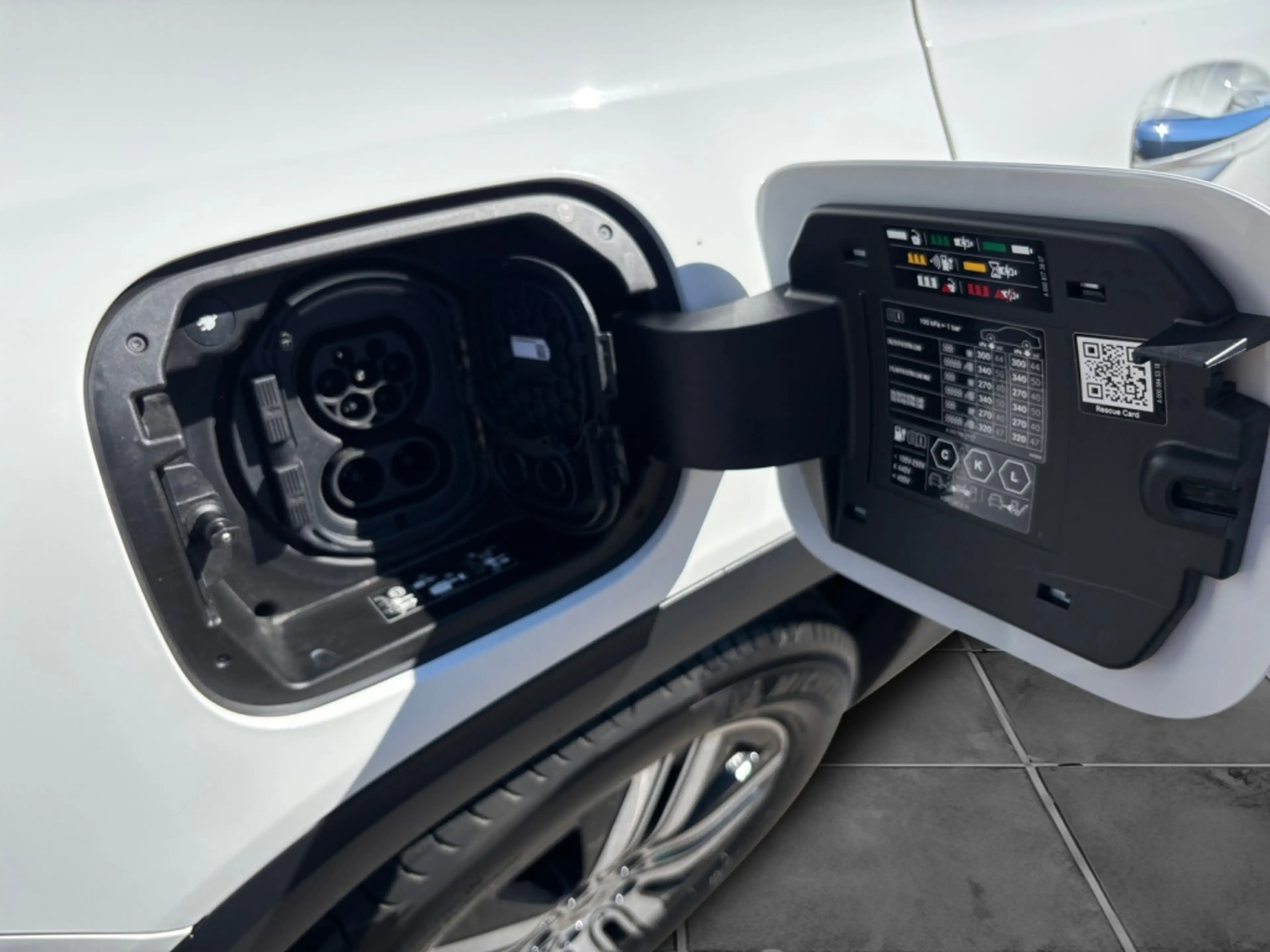 Mercedes-Benz EQB 250 + Night*Electric Art*LED*Distronic*AHK* — photo 22