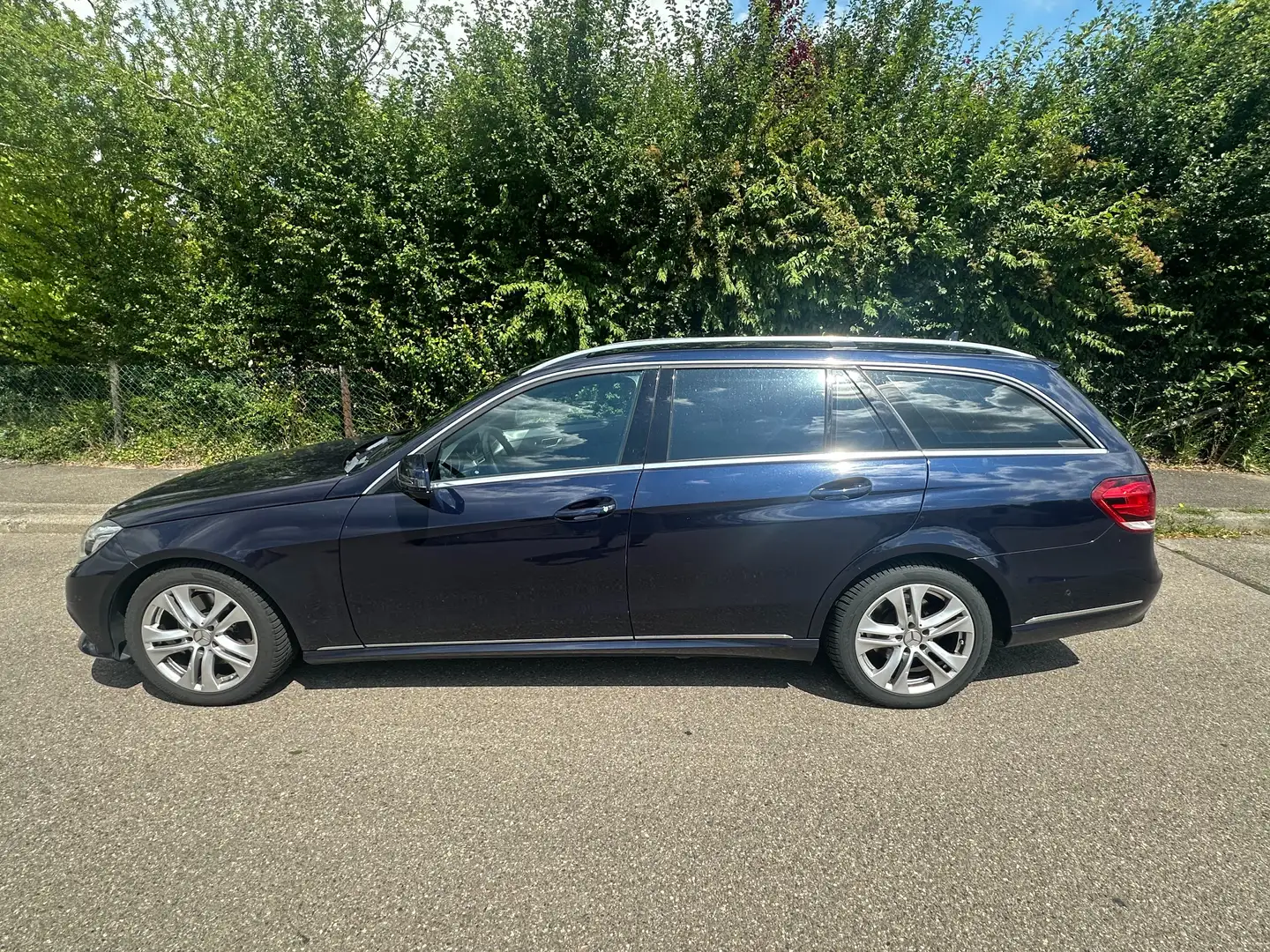 Mercedes-Benz E 250 E-Klasse T-Modell Diesel T BlueTEC 9G-TRONIC Editi Blue - 2
