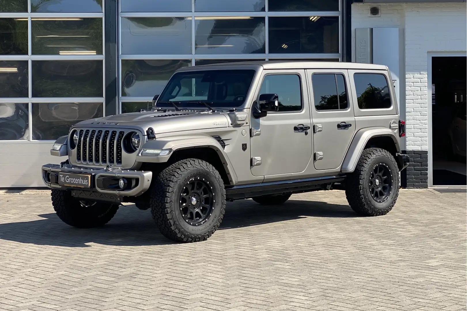 Jeep Wrangler Unlimited 4xe 380 BRUTE CUSTOM Skyview Grijs - 1
