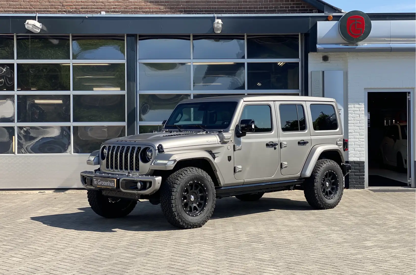 Jeep Wrangler Unlimited 4xe 380 BRUTE CUSTOM Skyview Grijs - 2
