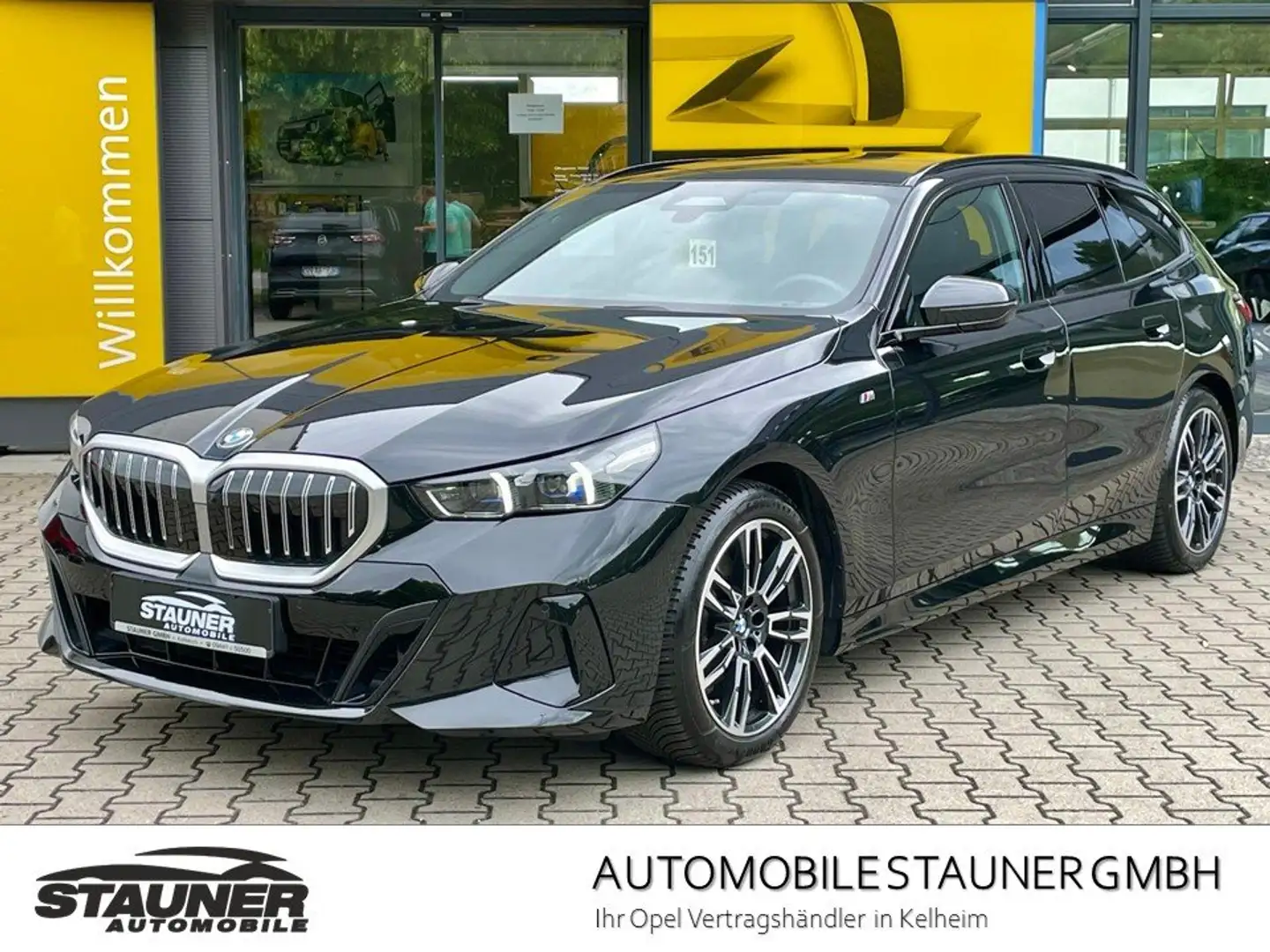 BMW 520 d Touring M Sport H&K*360°KAM*AHK*HEAD UP*PANO Černá - 1
