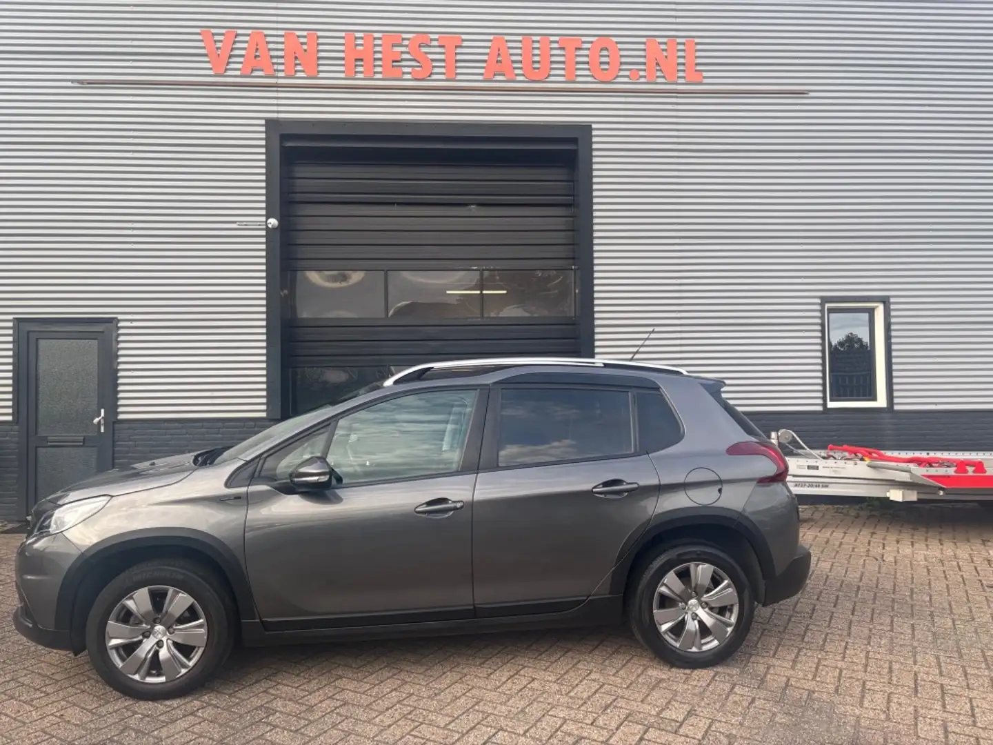 Peugeot 2008 1.2 PureTech Signature 3 MND GAR | NWE DIST RIEM | Grijs - 2