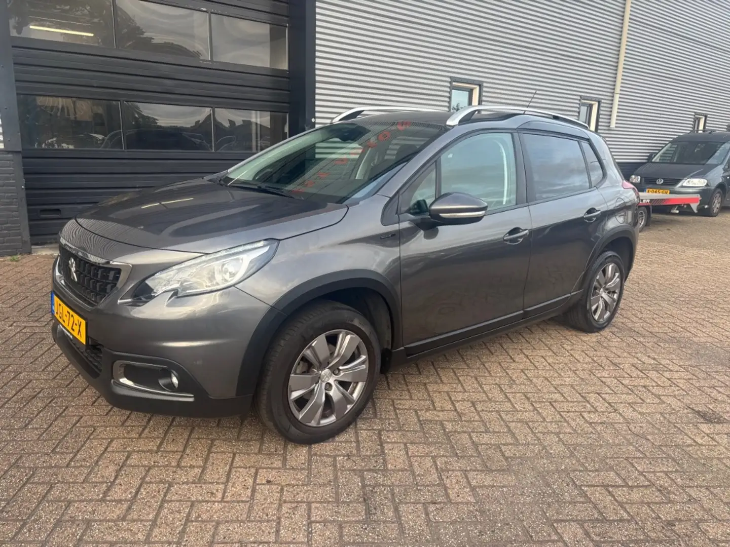 Peugeot 2008 1.2 PureTech Signature 3 MND GAR | NWE DIST RIEM | Grijs - 1