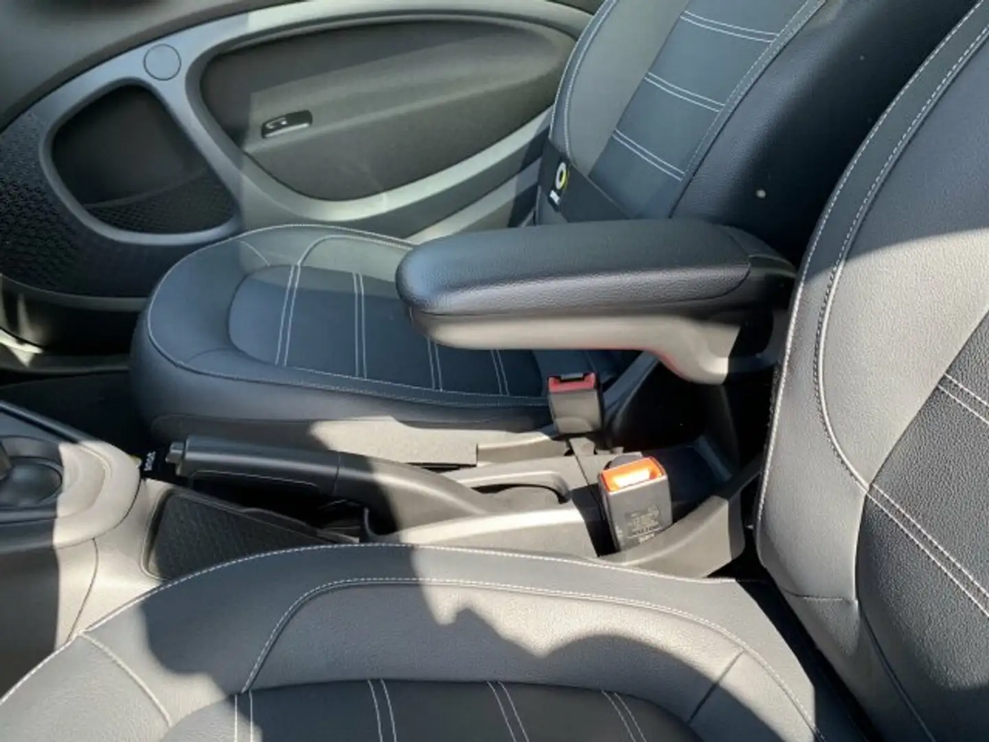 smart forTwo coupe EQ +Pano+Cam+AUT+SHZ+USB+AUX-IN Gri - 2