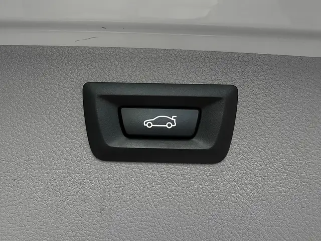 BMW 3 Series view 18