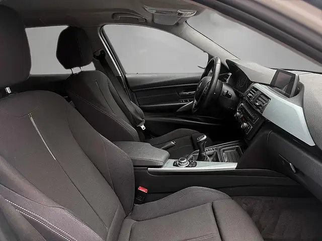 BMW 3 Series view 8