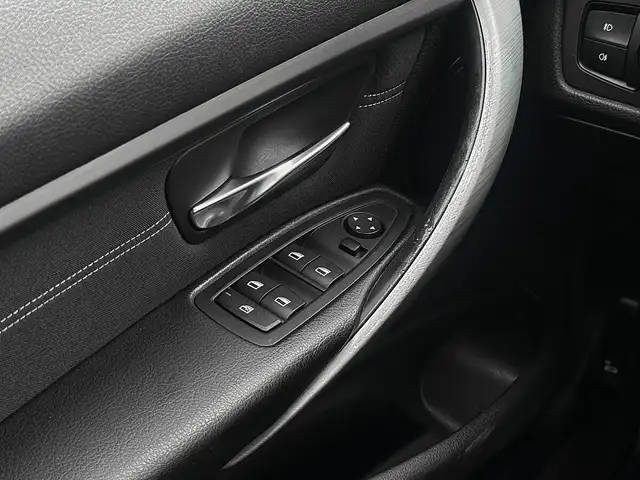 BMW 3 Series view 16