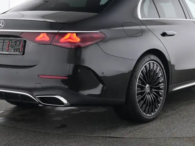 Mercedes-Benz E-Class view 4